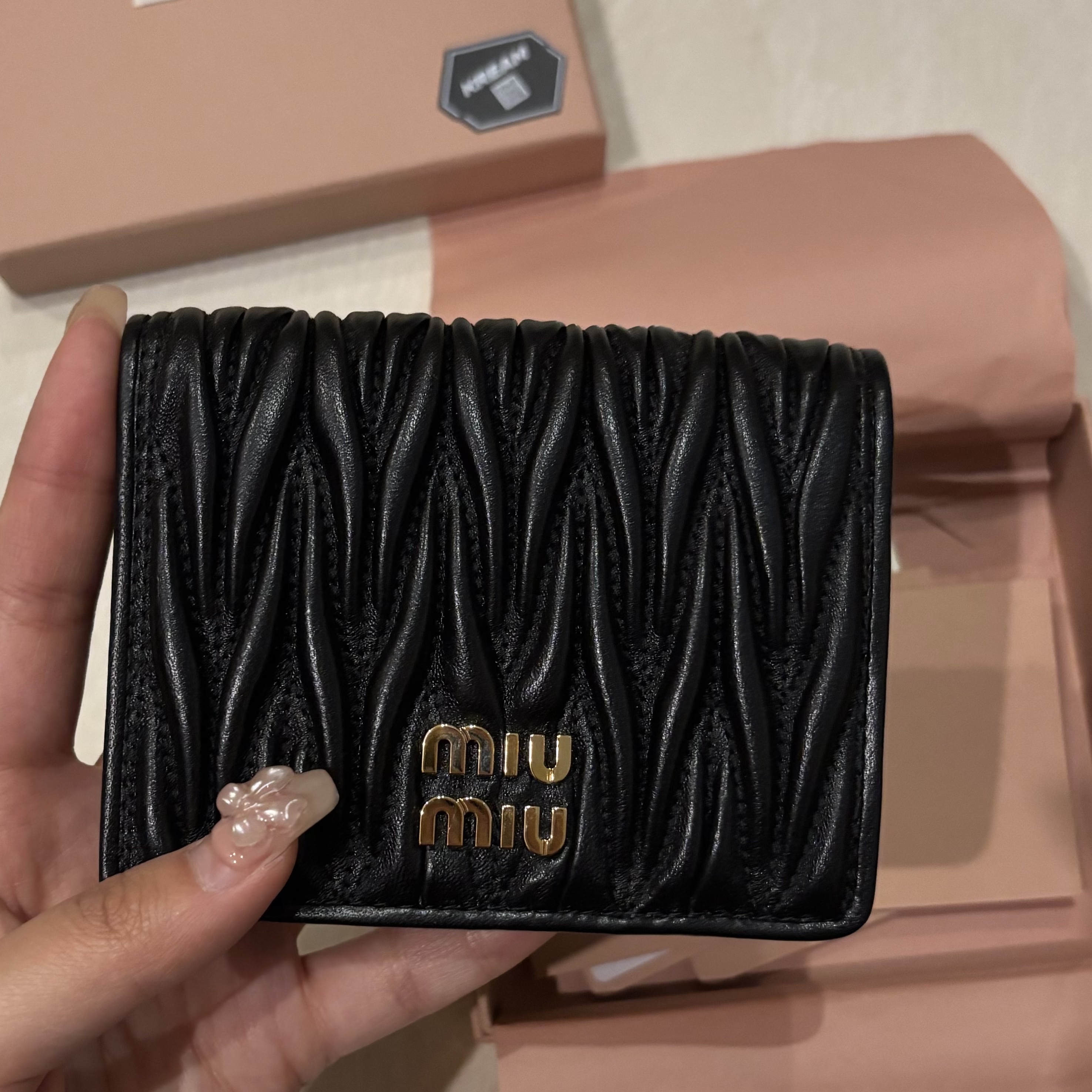 Miu Miu Matelasse Nappa Leather Wallet Black 착용 스타일 - 3