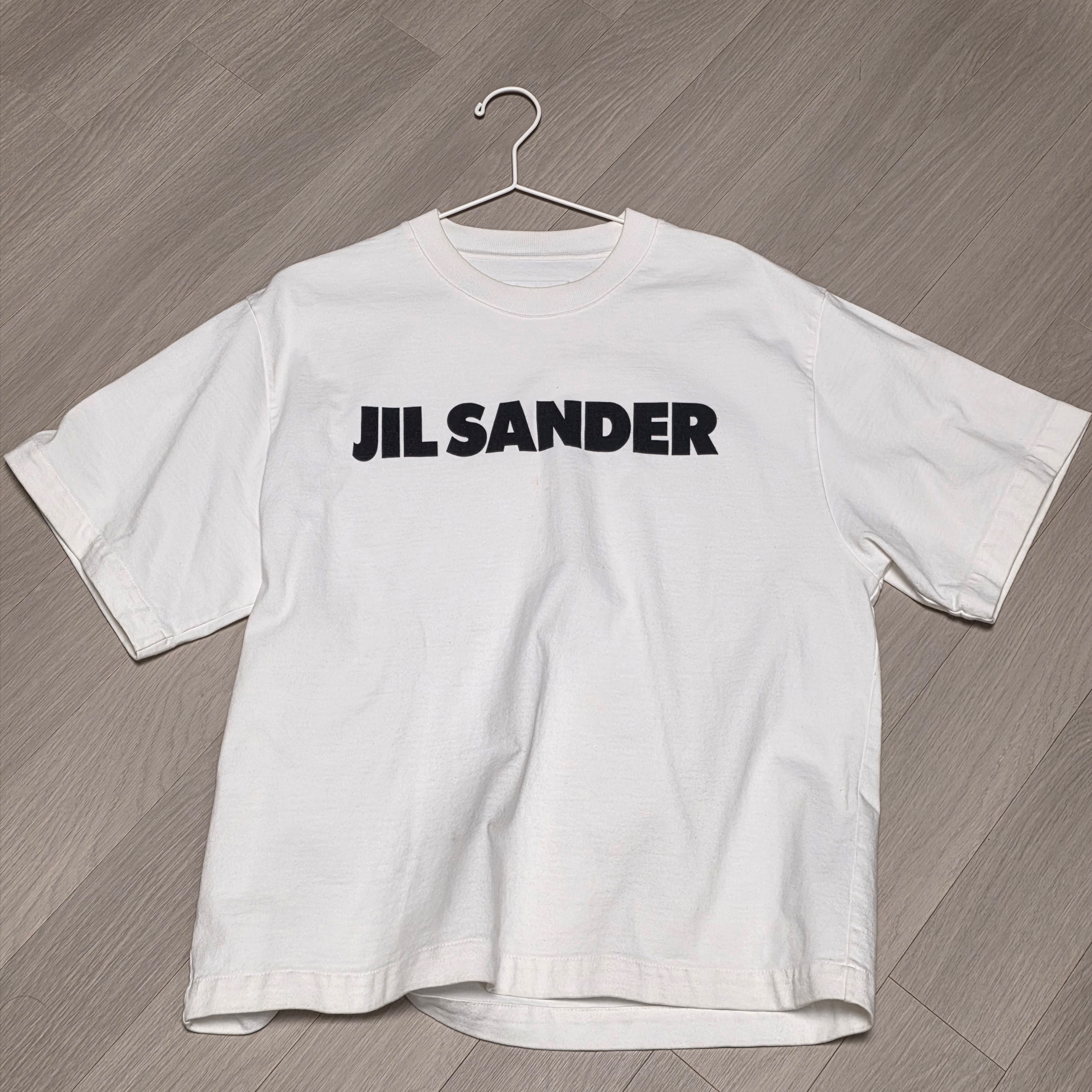 Jil Sander Logo T-Shirt Natural 착용 스타일