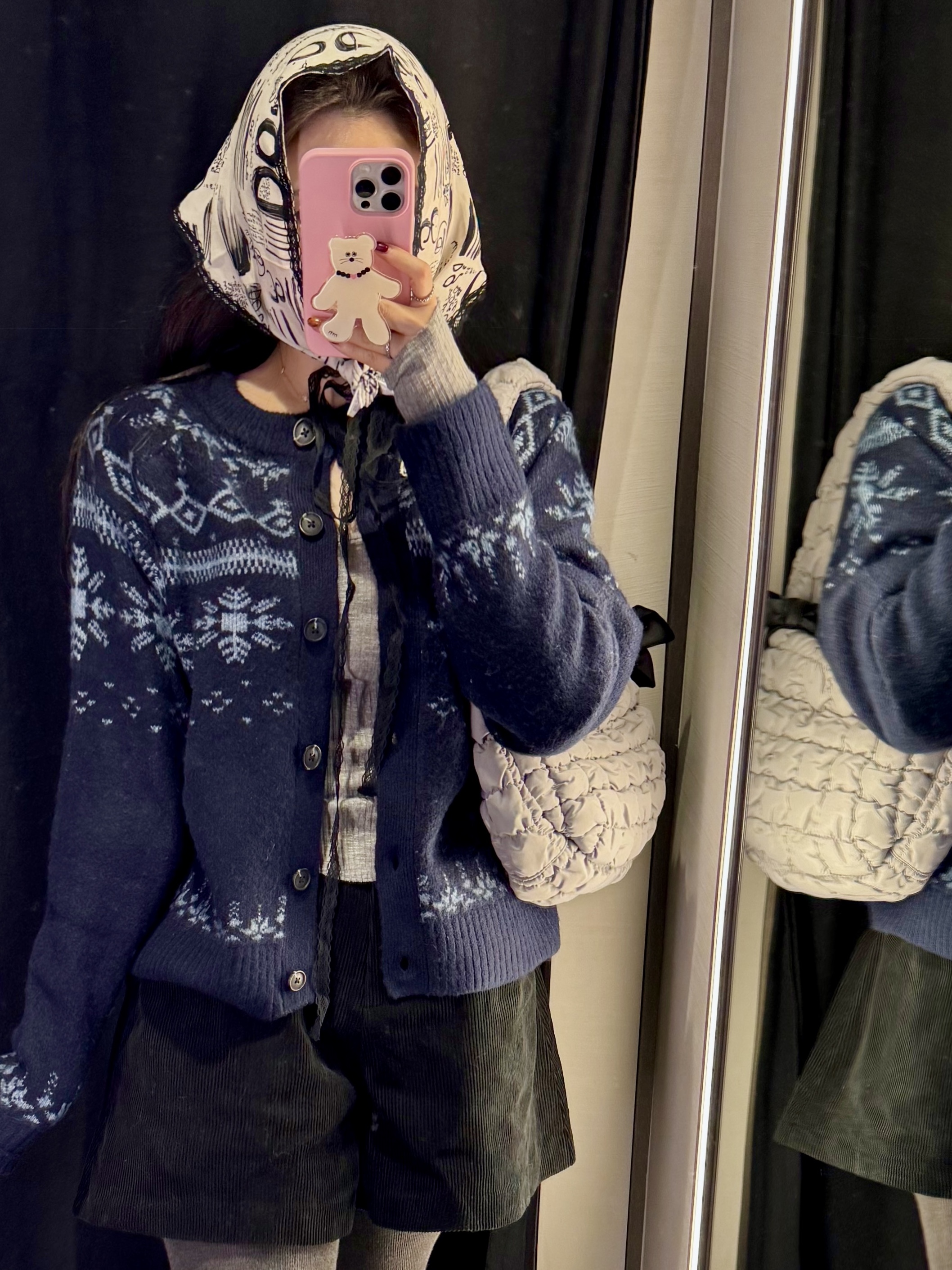 Uniqlo x Anya Hindmarch Knit Mitten Olive, COS Quilted Mini Bag Grey 착용 스타일 - 2