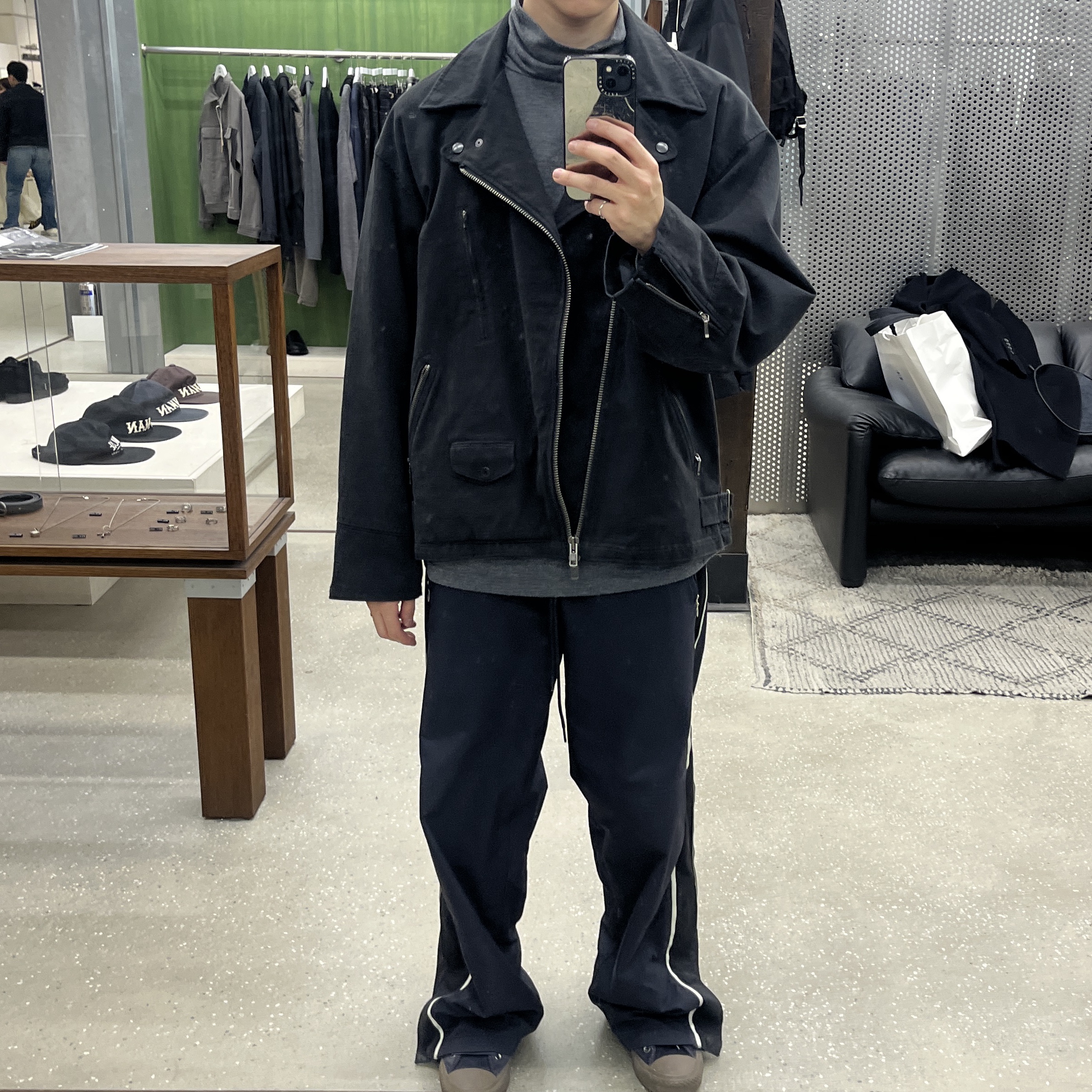Polyteru 1011 Nylon Track Pants Dark Navy 착용 스타일