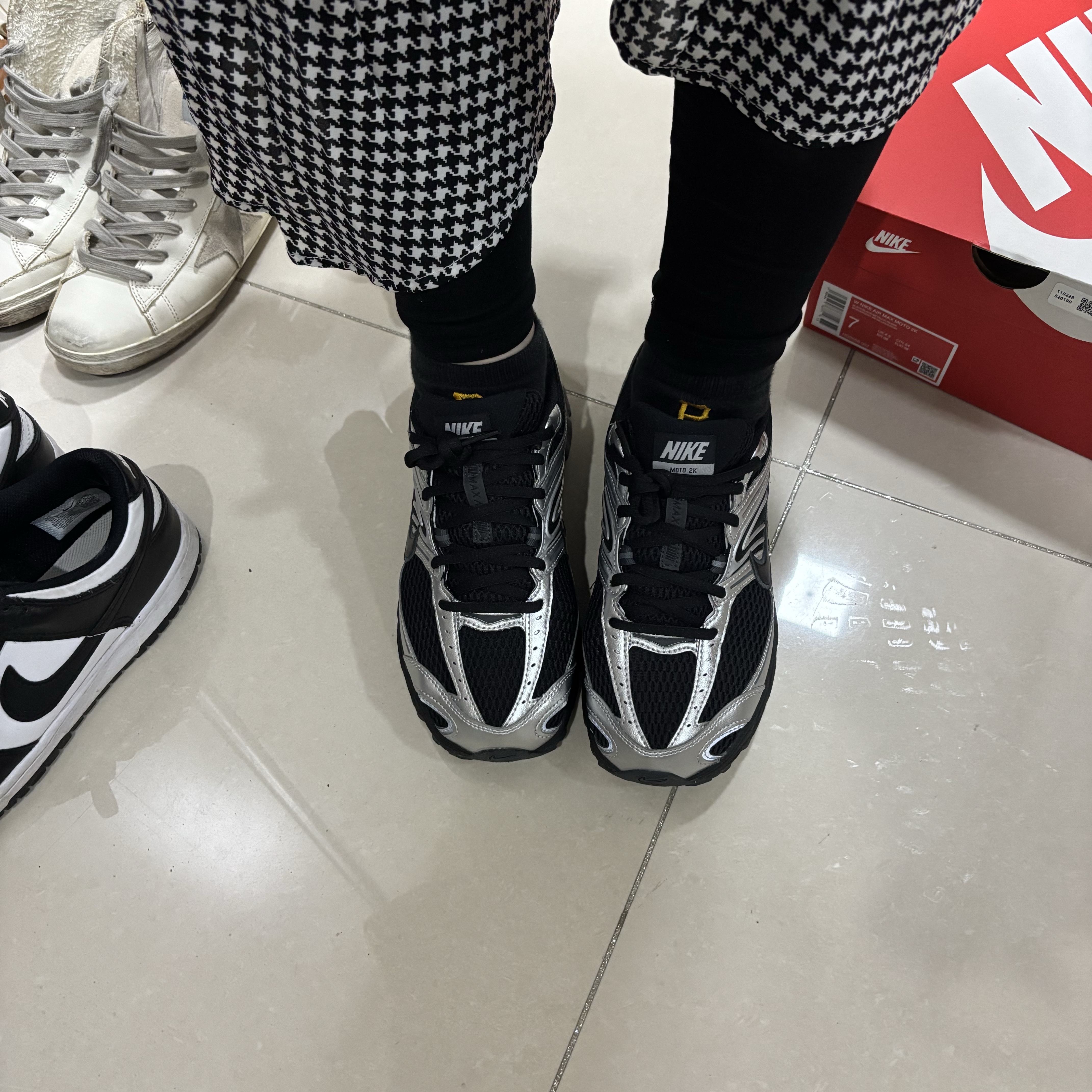 (W) Nike Air Max Moto 2K Black Metallic Silver 착용 스타일