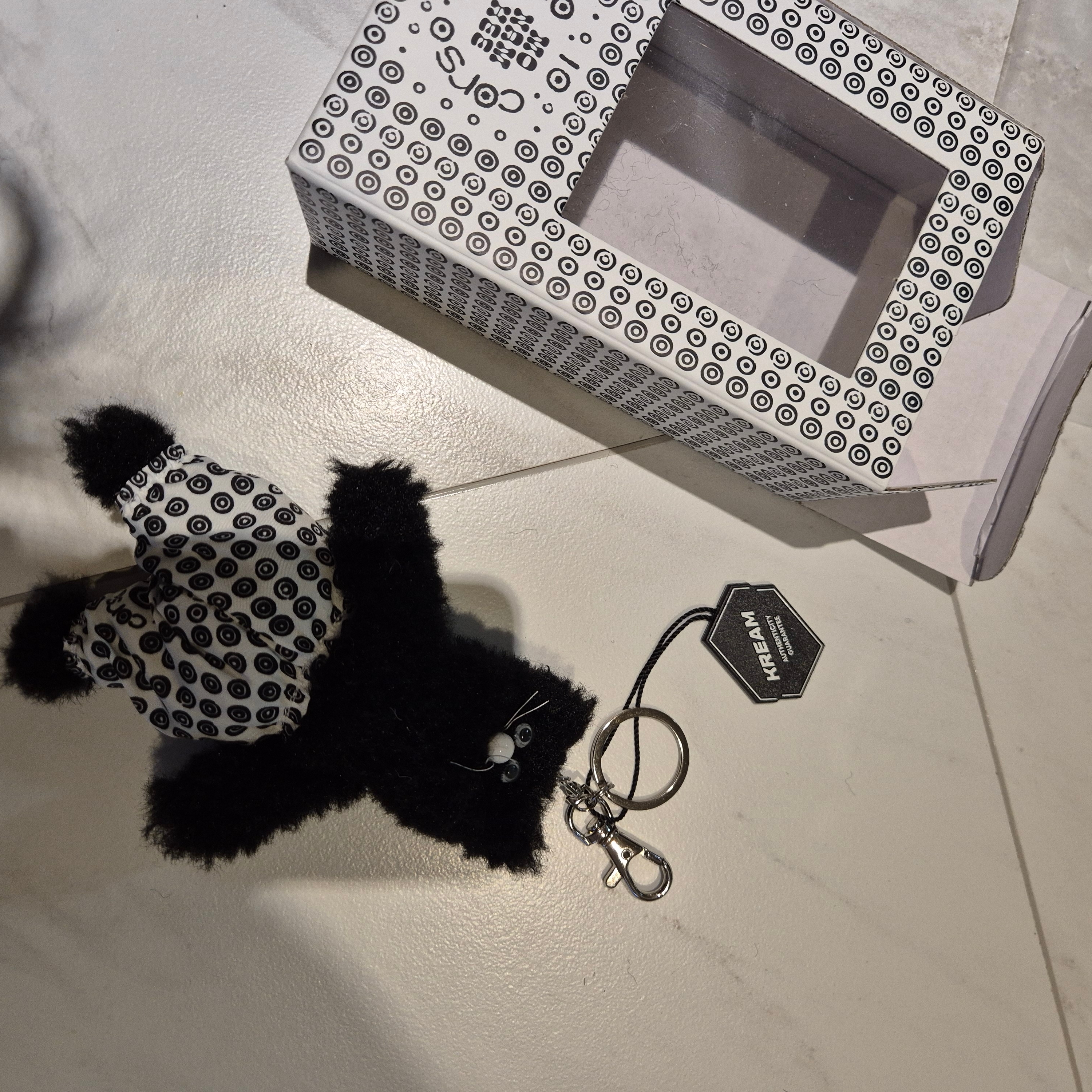Monamhee x 10 Corso Como Bianco Keyring Black 착용 스타일 - 3
