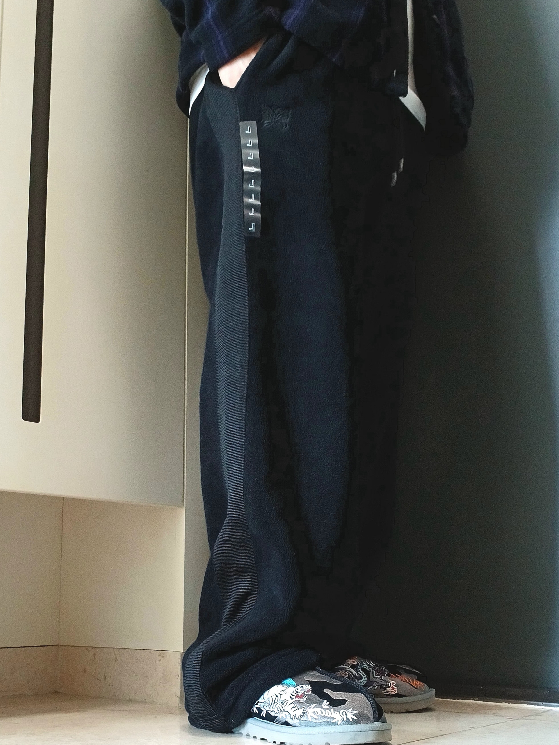 Uniqlo x Needles Fleece Wide Pants Black - KR, UGG x Palace Tasman Slipper Black Camo 착용 스타일 - 1