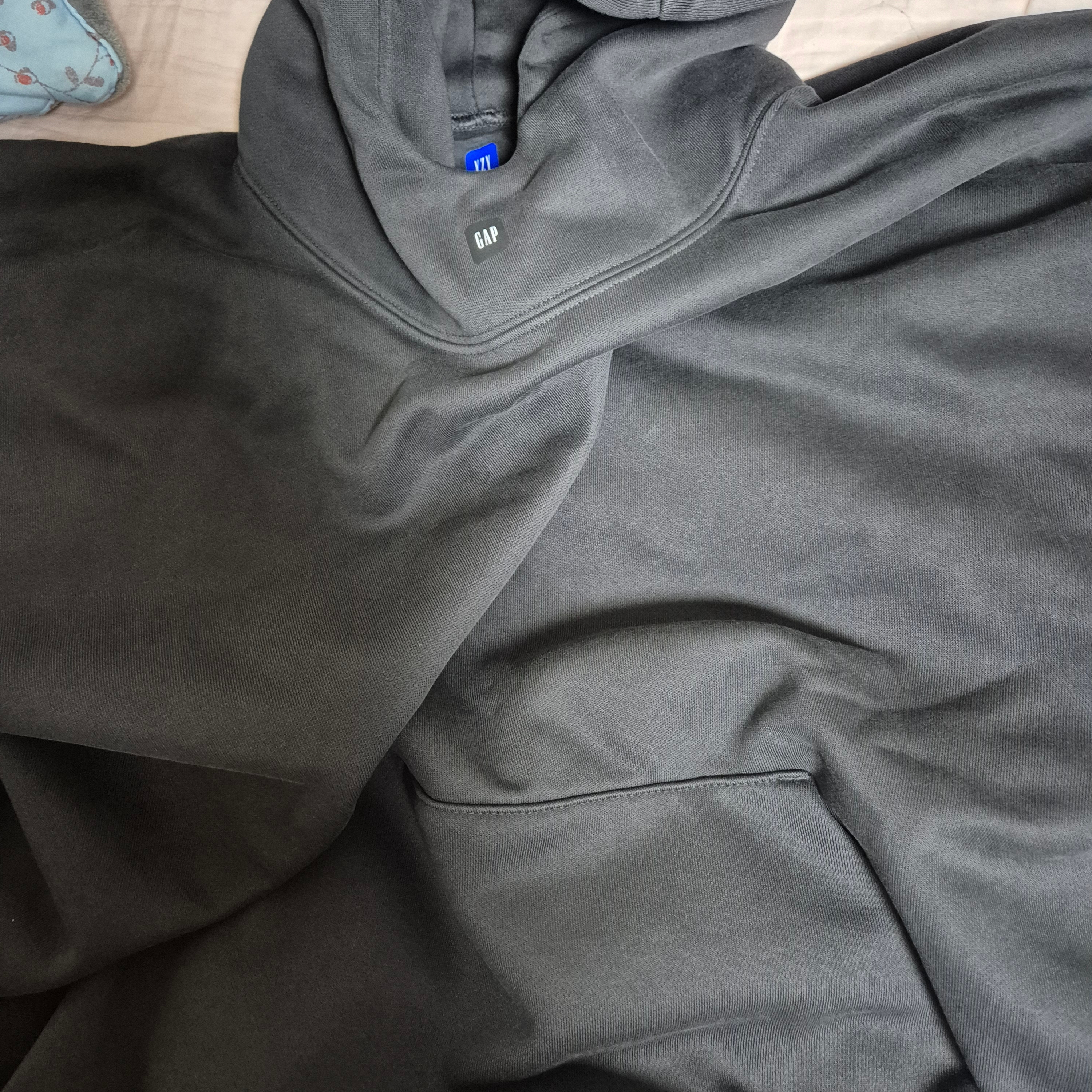 Yeezy Gap Engineered By Balenciaga Logo Hoodie Black 착용 스타일
