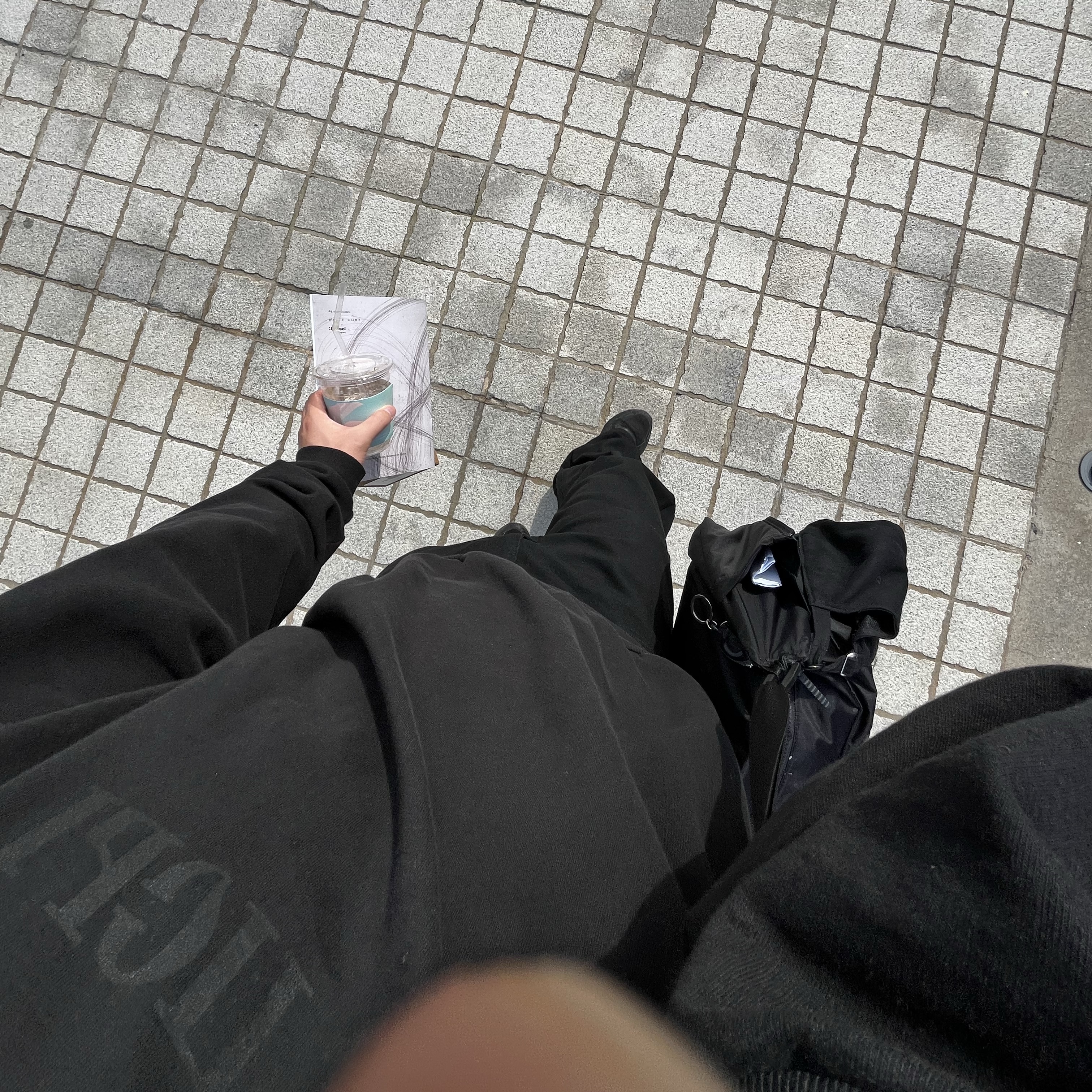 Yeezy x Gosha Rubchinskiy YZY Black Dogs Hoodie Black, Asics Jog 100 2 Black 착용 스타일 - 1