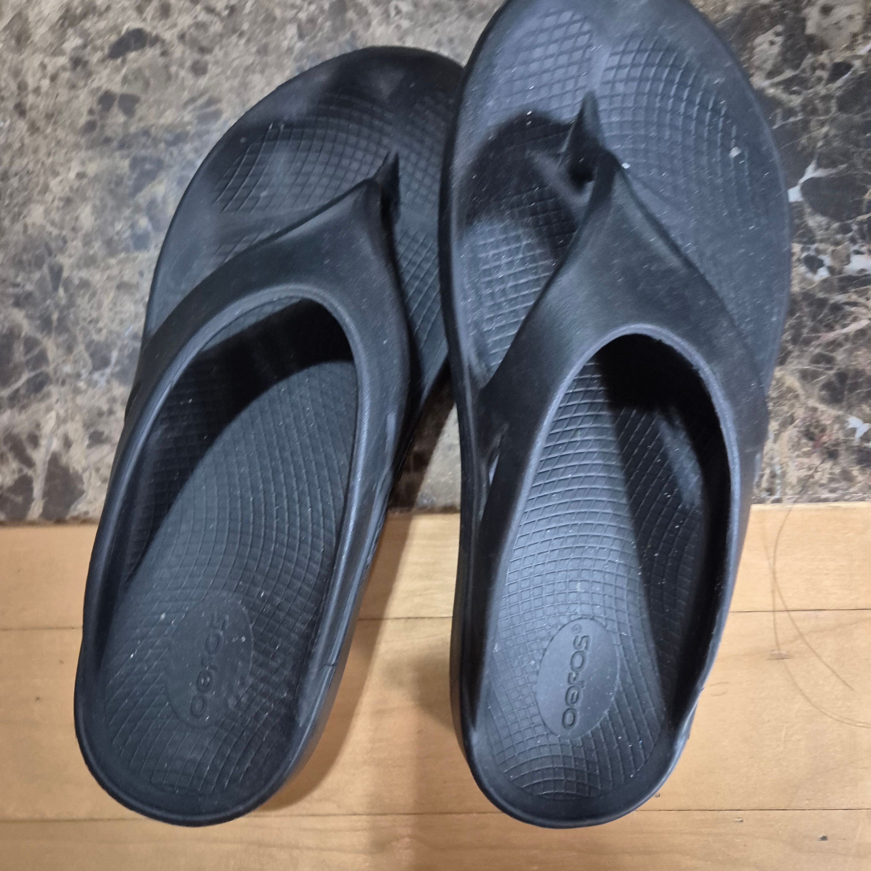 Oofos OOriginal Black 착용 스타일