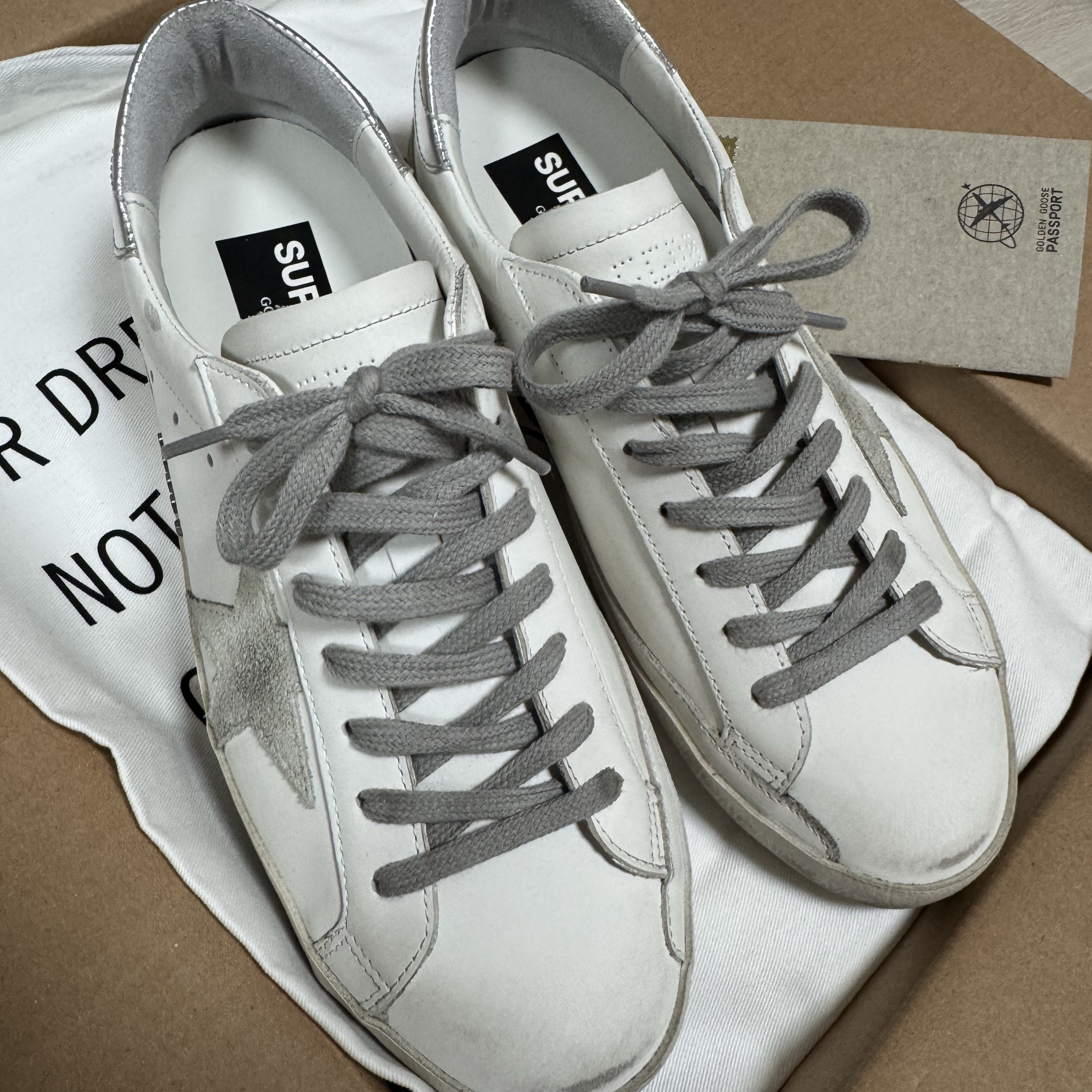 Golden Goose Superstar White Silver Heel Tab Sneakers 착용 스타일 - 3
