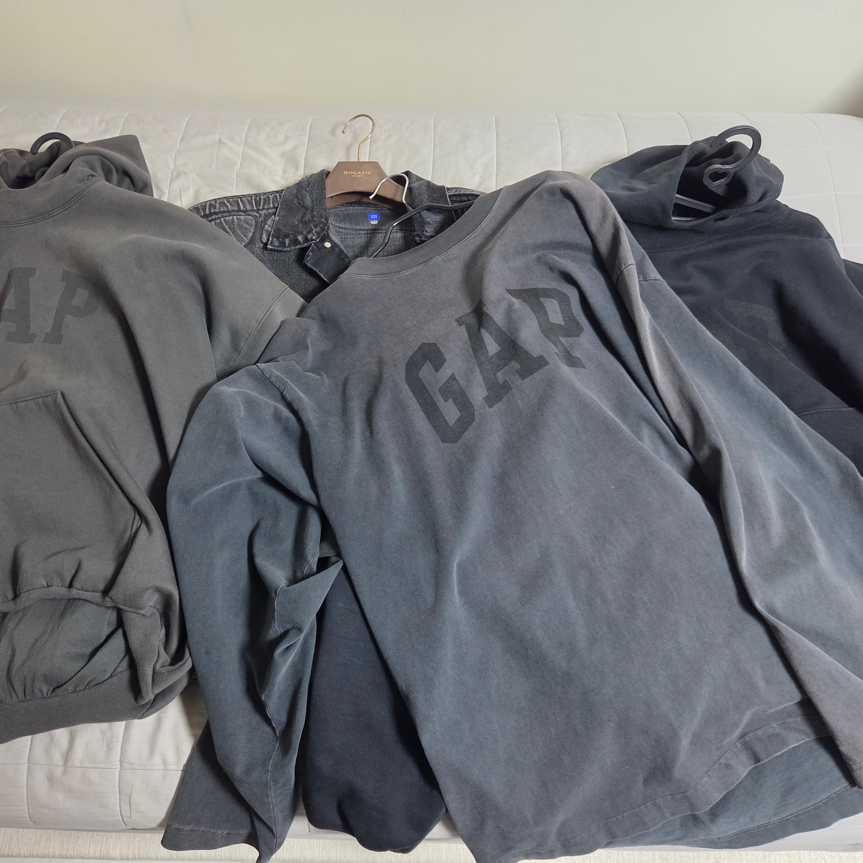 Yeezy Gap Engineered By Balenciaga Dove Hoodie Washed Black, Yeezy Gap Engineered By Balenciaga Dove Hoodie Black 착용 스타일