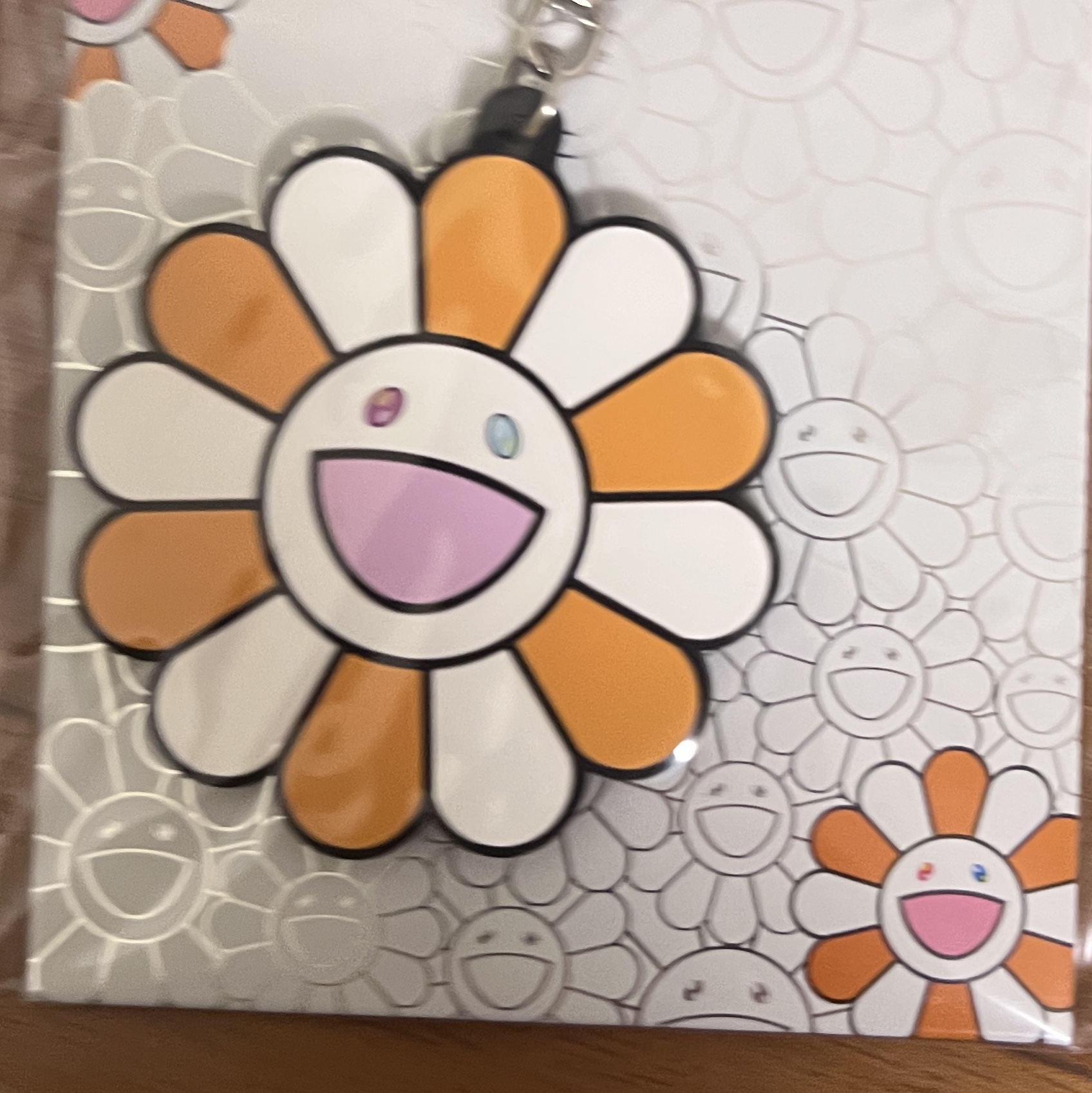 Kaikai Kiki Flower Rubber Keyring Orange White 착용 스타일