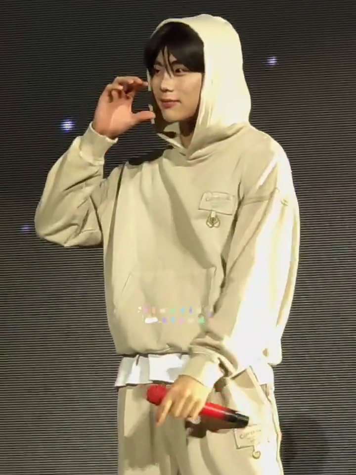 Covernat X Undermycar Destroyed Patch Hoodie Charcoal, Covernat X Undermycar Destroyed Patch Hoodie Beige 착용 스타일 - 2