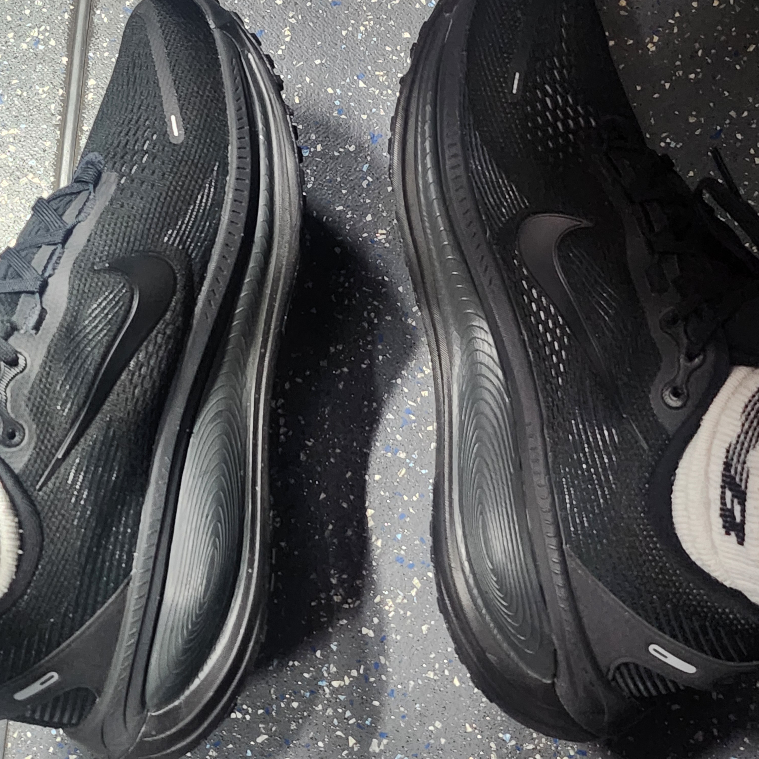 Nike Vomero 18 Black Dark Smoke Grey 착용 스타일