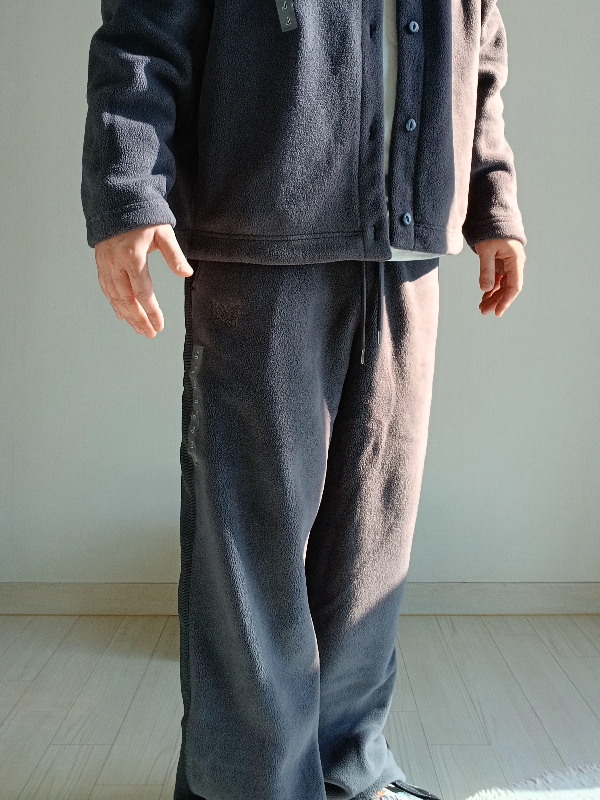 Uniqlo x Needles Fleece Oversized Cardigan Dark Gray - KR, Uniqlo x Needles Fleece Wide Pants Dark Gray - KR 착용 스타일 - 5