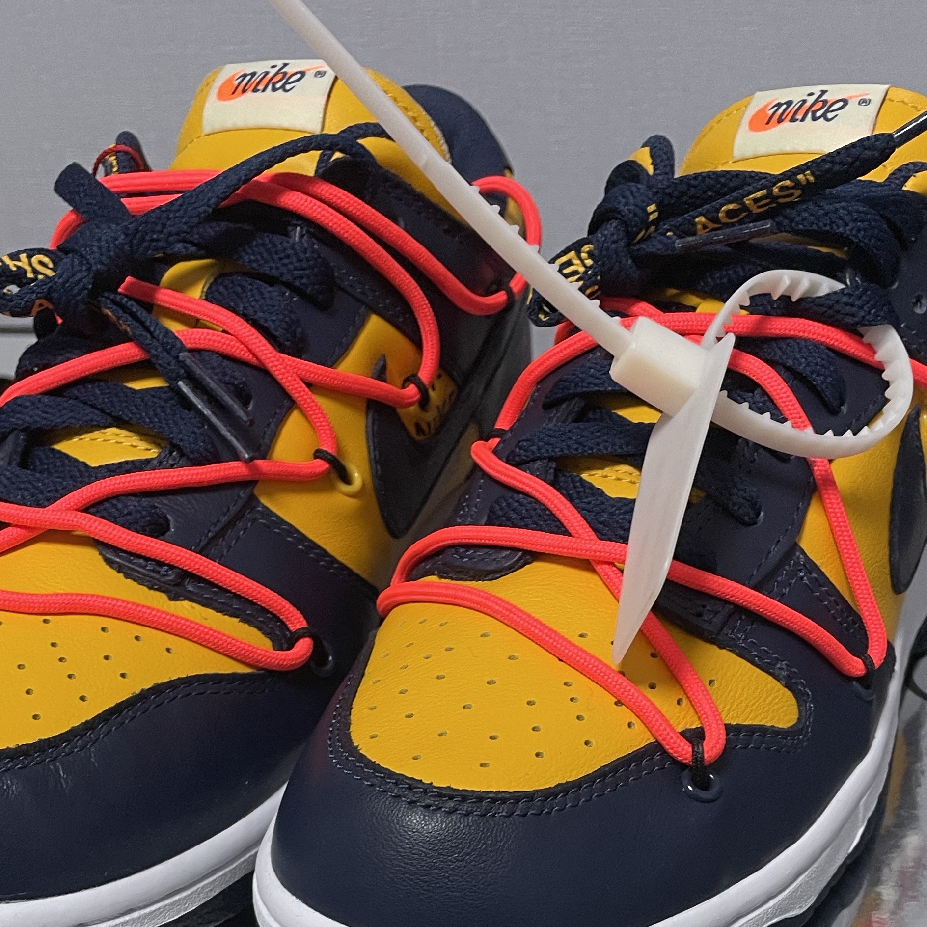 Nike x Off-White Dunk Low University Gold Midnight Navy 착용 스타일