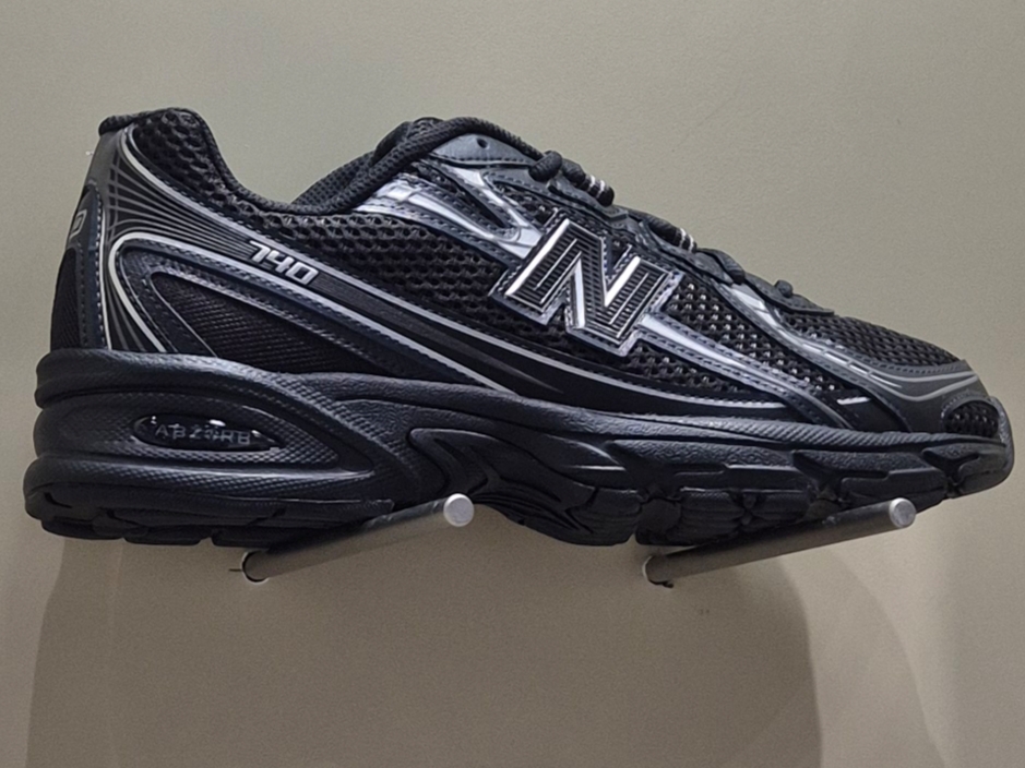 New Balance 740v2 Black Silver Metallic 착용 스타일