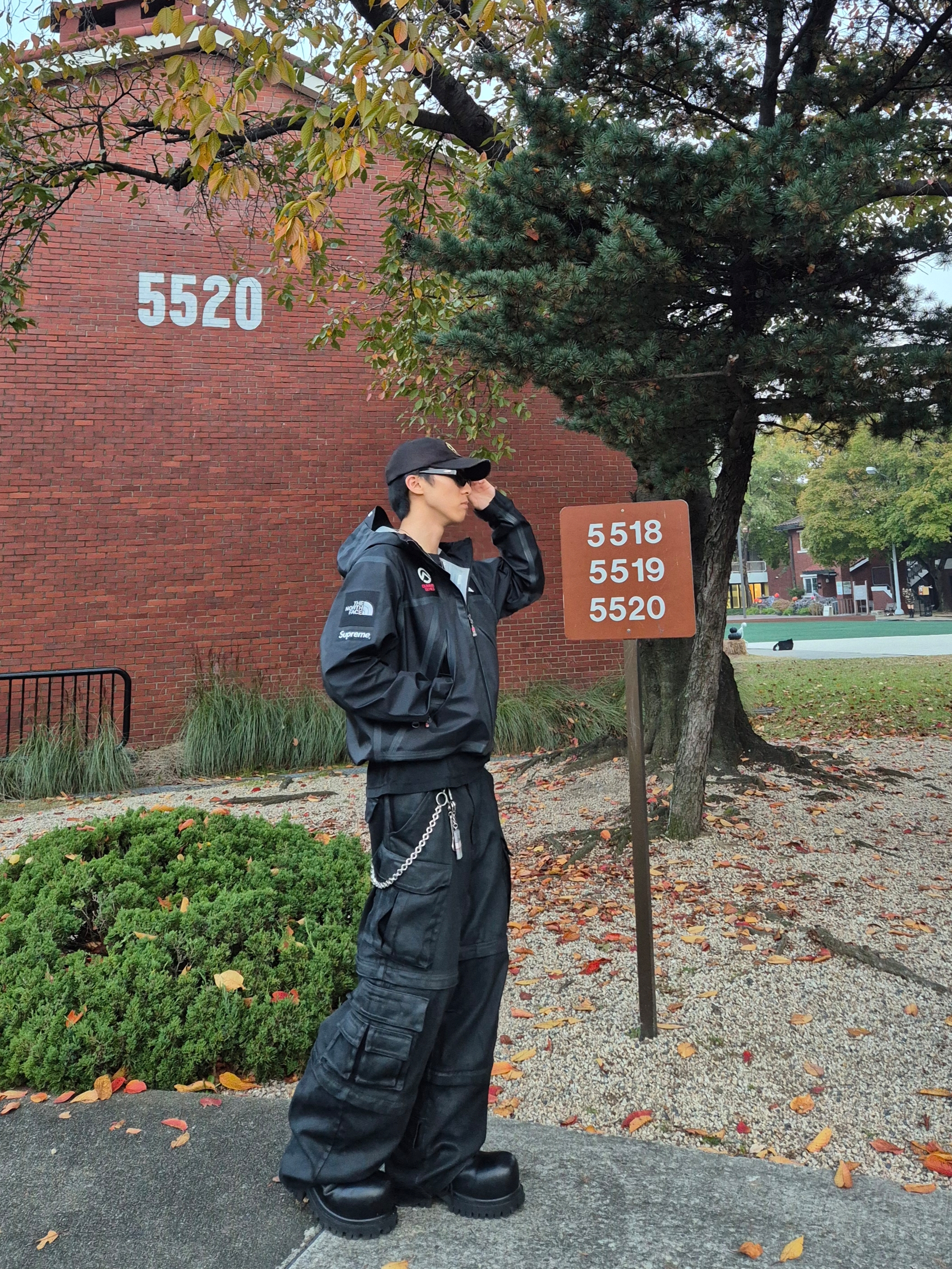 Supreme Cash Paperweight Keychain Multicolor - 24FW, Project G/R Oversized Convertible Cargo Pants Coated Black 착용 스타일 - 1