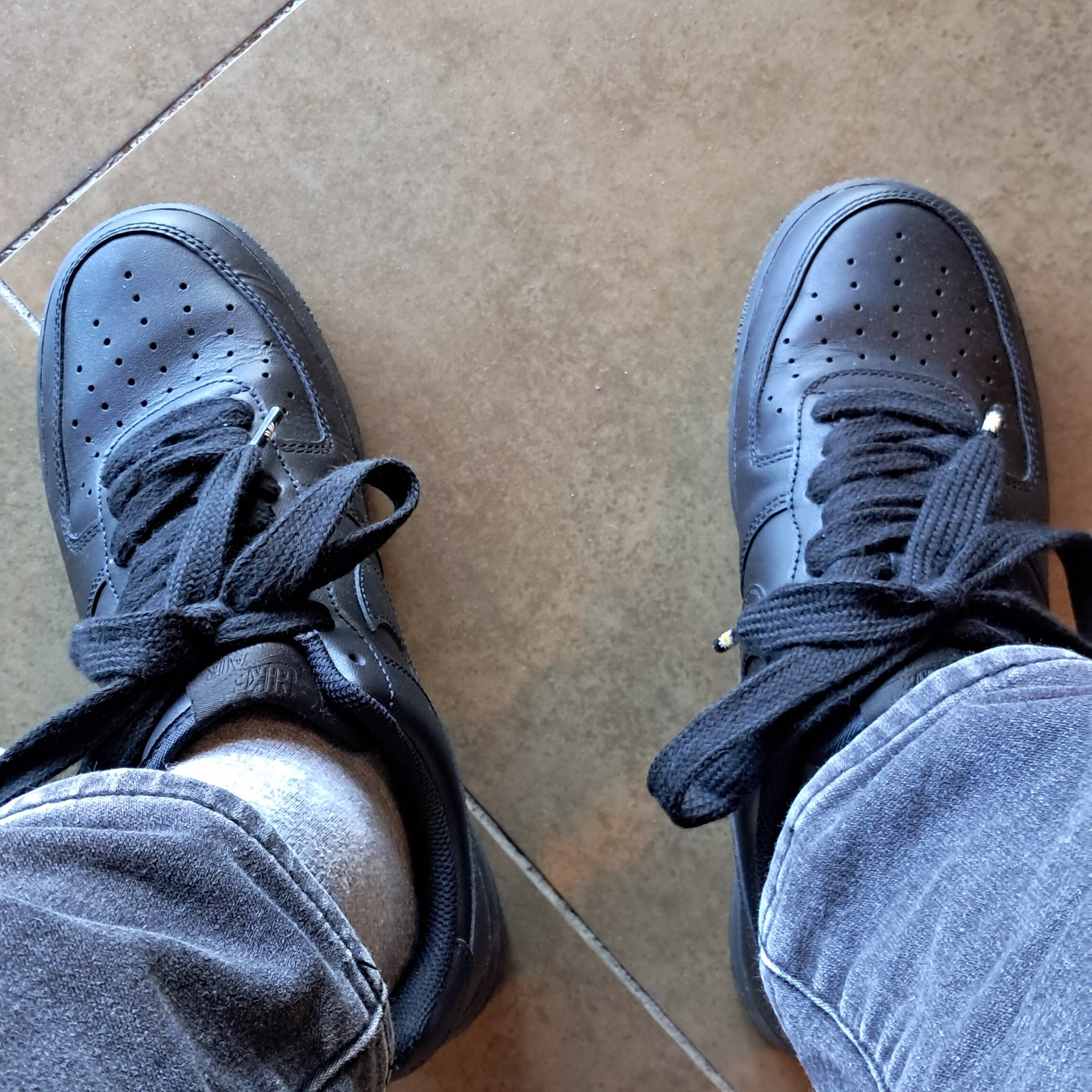 Nike Air Force 1 '07 Low Triple Black 착용 스타일 - 2