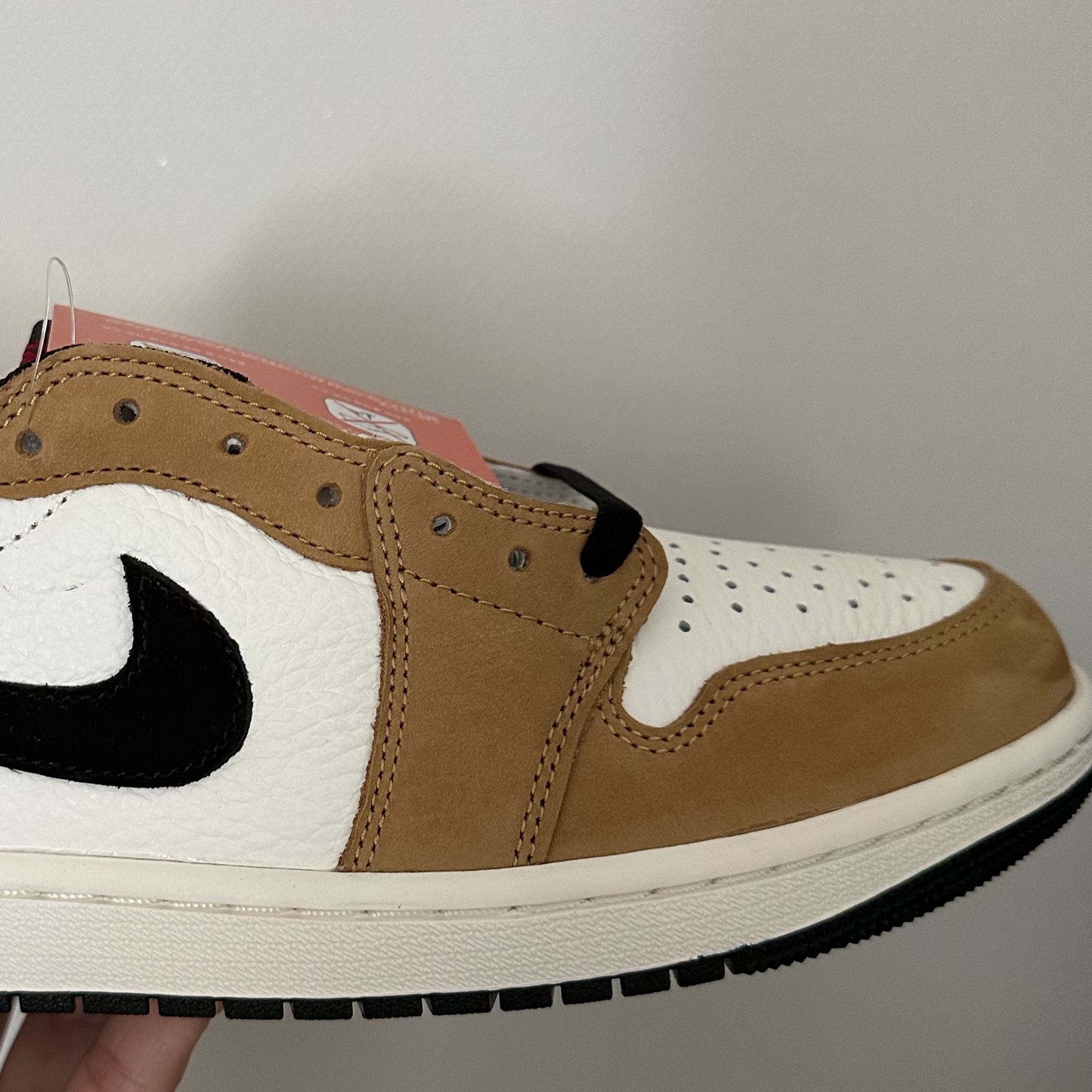 Jordan 1 Low OG Sail and Golden Harvest 착용 스타일