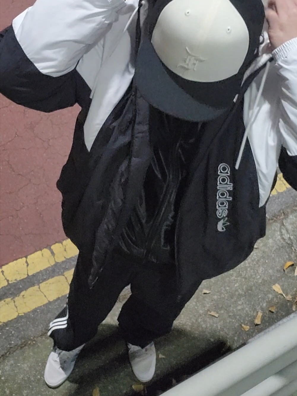 Essentials x New Era 59FIFTY Fitted Cap Cream Black, Adidas Firebird Metallic Track Top Black - KR Sizing 착용 스타일