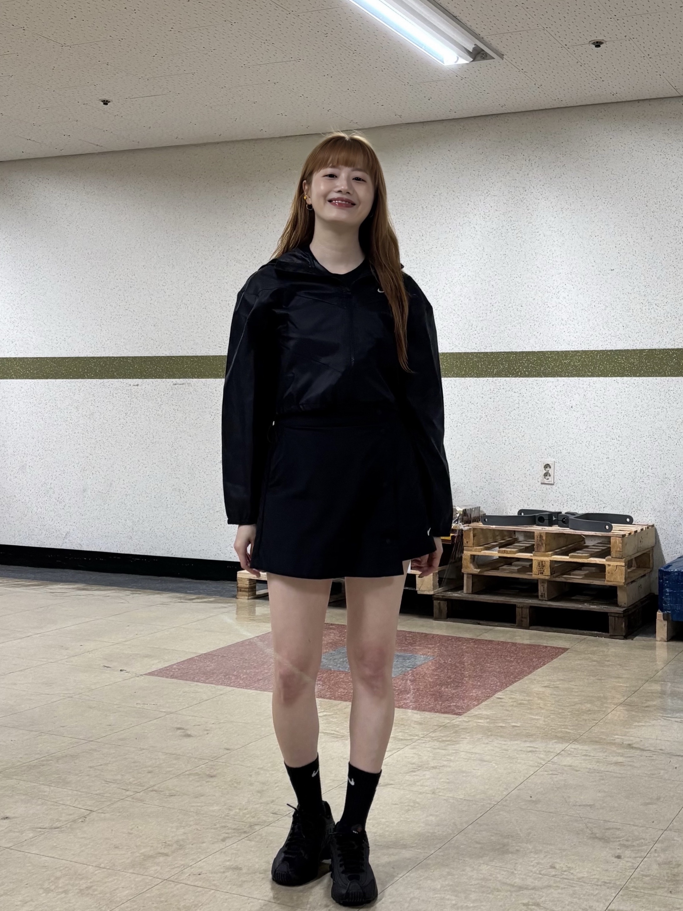 (W) Nike Shox R4 Black, (W) Nike NSW Windrunner Loose Woven Hooded Jacket Black White - Asia 착용 스타일 - 1