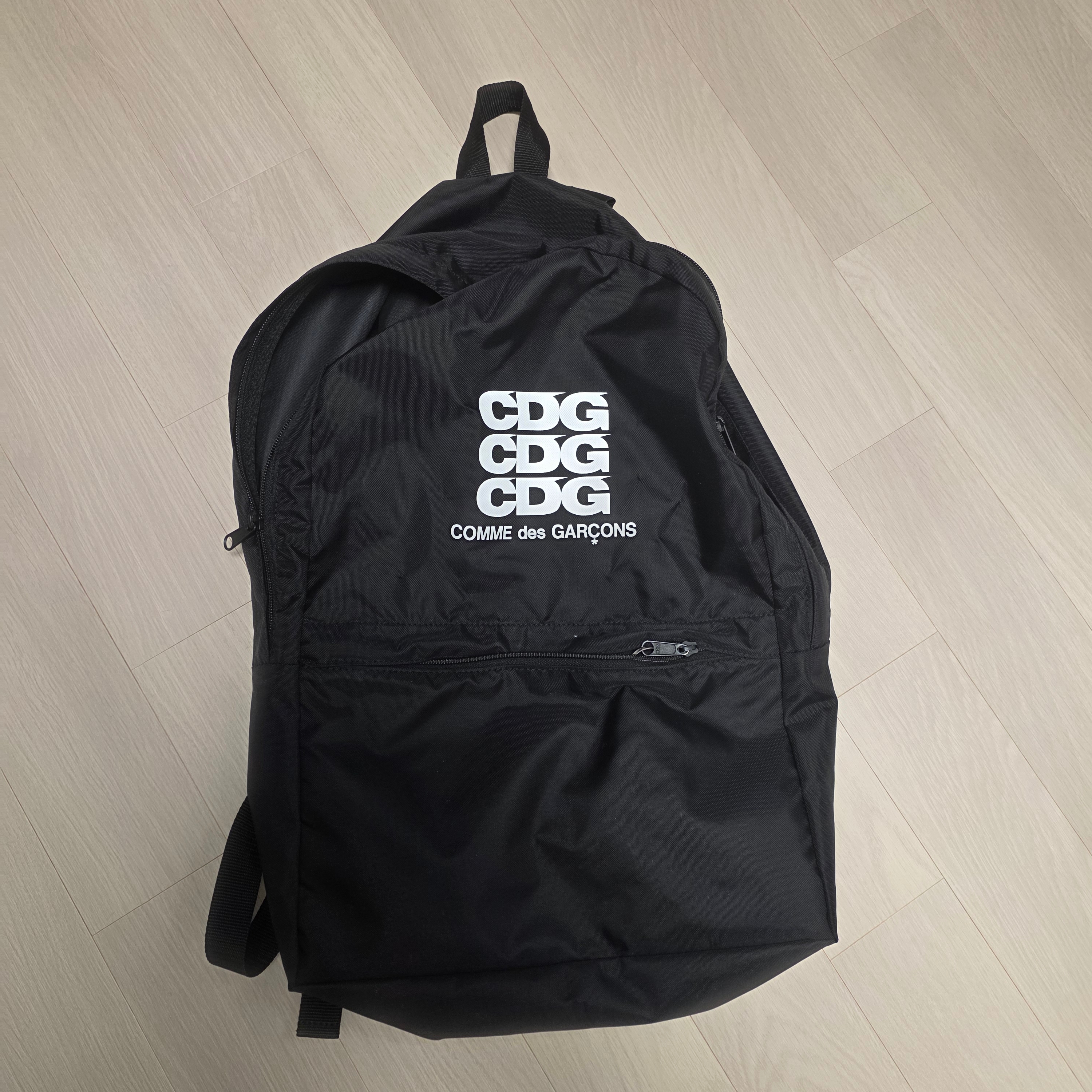 CDG Backpack Black 착용 스타일