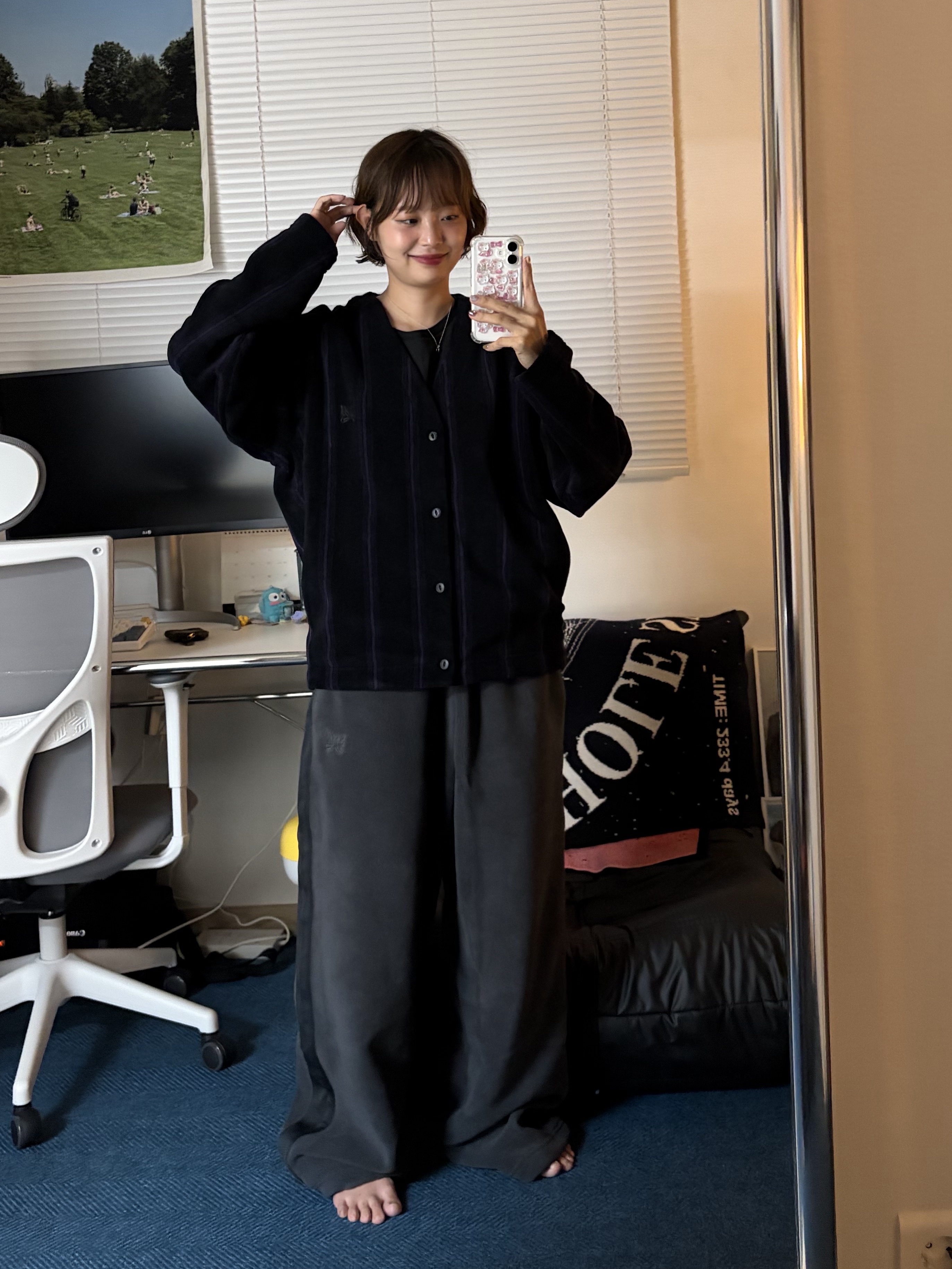Uniqlo x Needles Fleece Oversized Cardigan Black - KR, Uniqlo x Needles Fleece Wide Pants Dark Gray - KR 착용 스타일 - 1