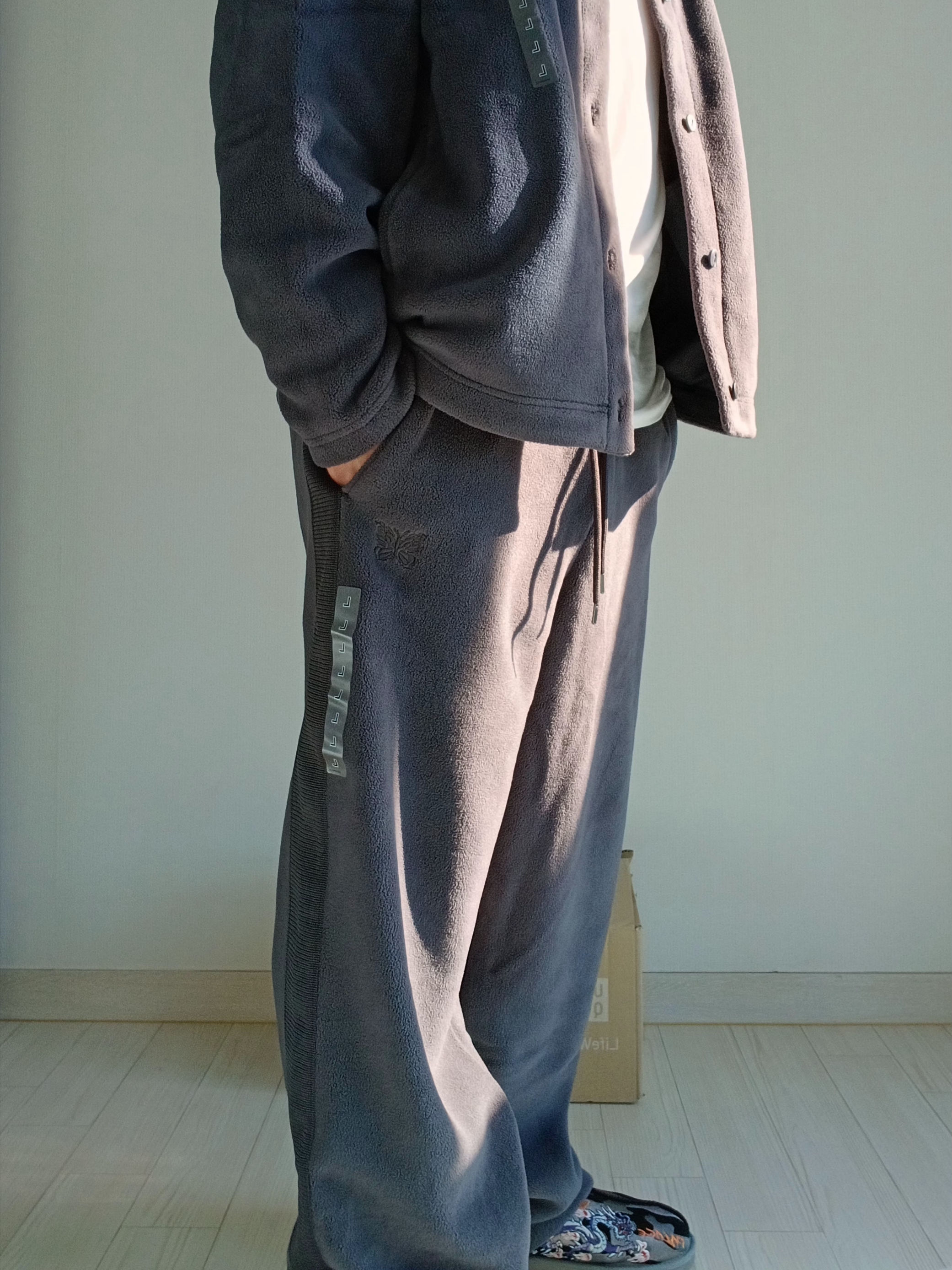 Uniqlo x Needles Fleece Oversized Cardigan Dark Gray - KR, Uniqlo x Needles Fleece Wide Pants Dark Gray - KR 착용 스타일 - 4