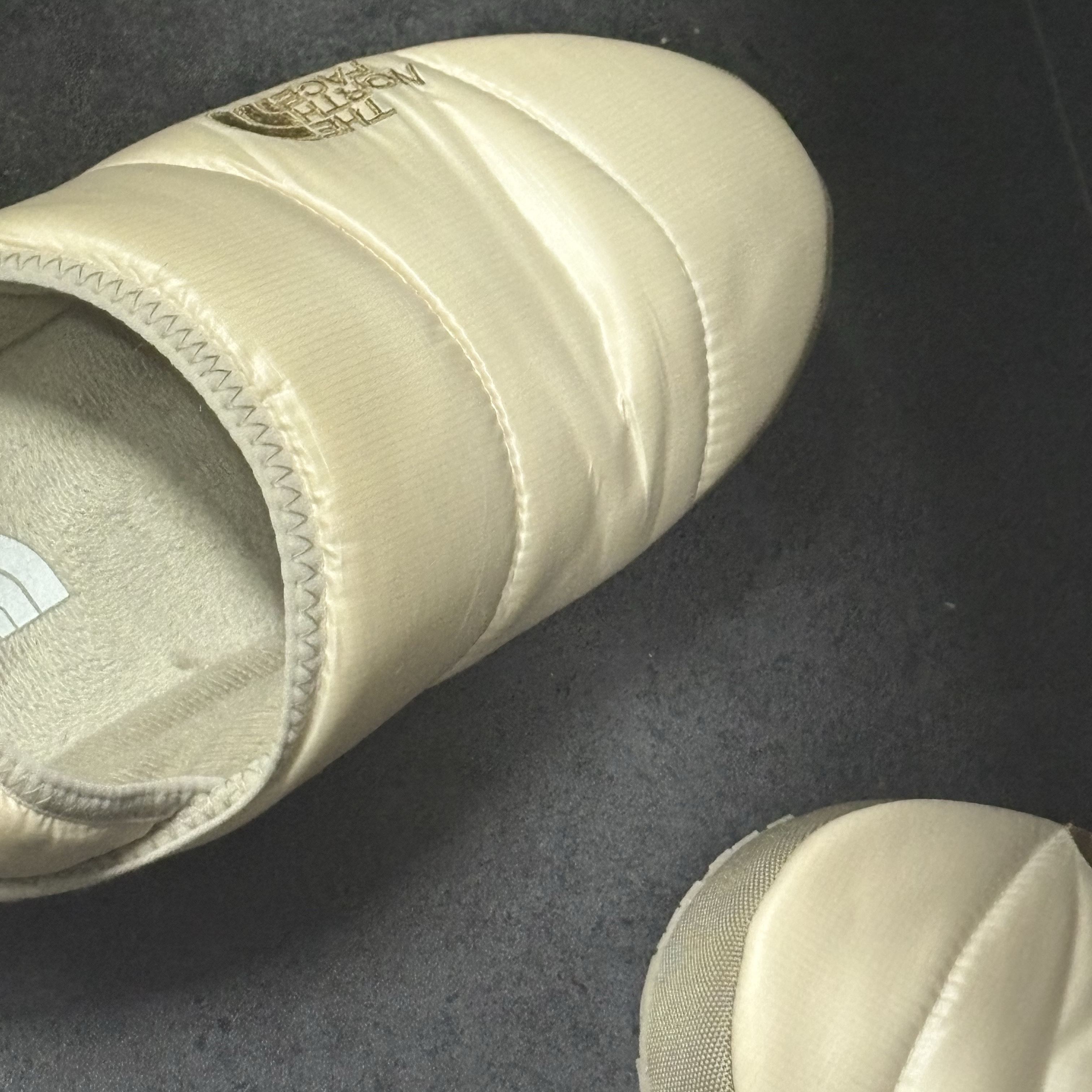 The North Face Nuptse Mule Light Beige 착용 스타일