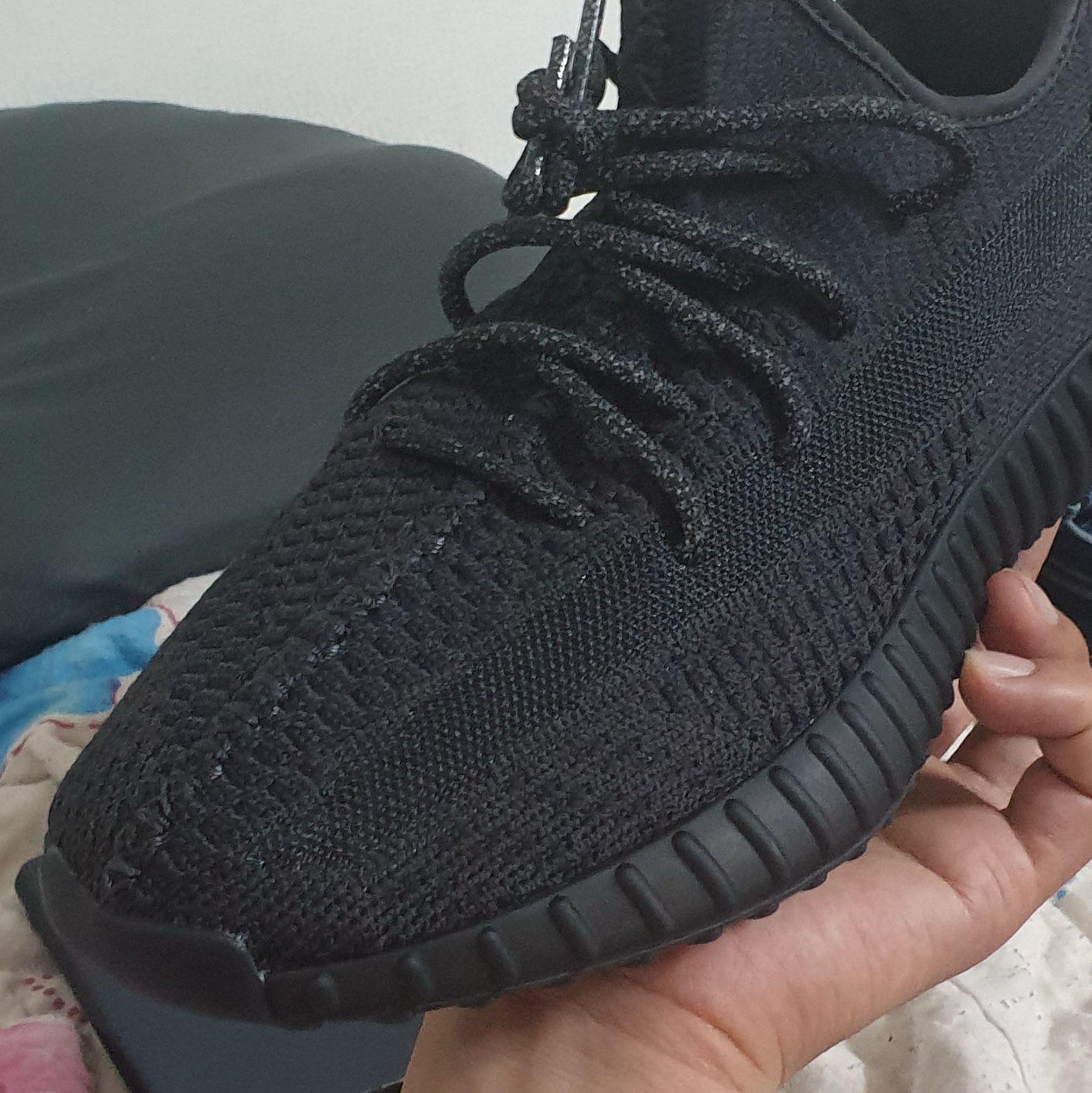 Adidas Yeezy Boost 350 V2 Black - Non-Reflective 착용 스타일
