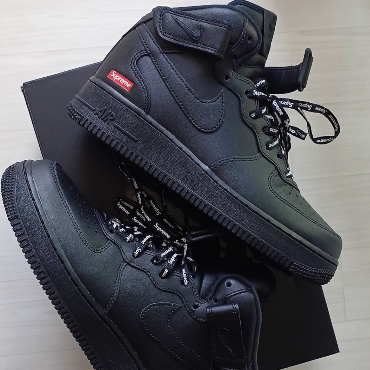 Nike x Supreme Air Force 1 Mid Black 착용 스타일