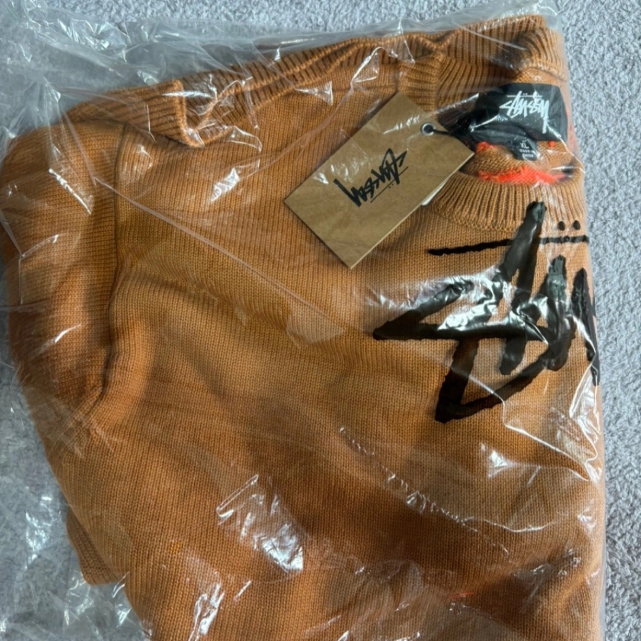 Stussy Laguna Icon Sweater Tan 착용 스타일