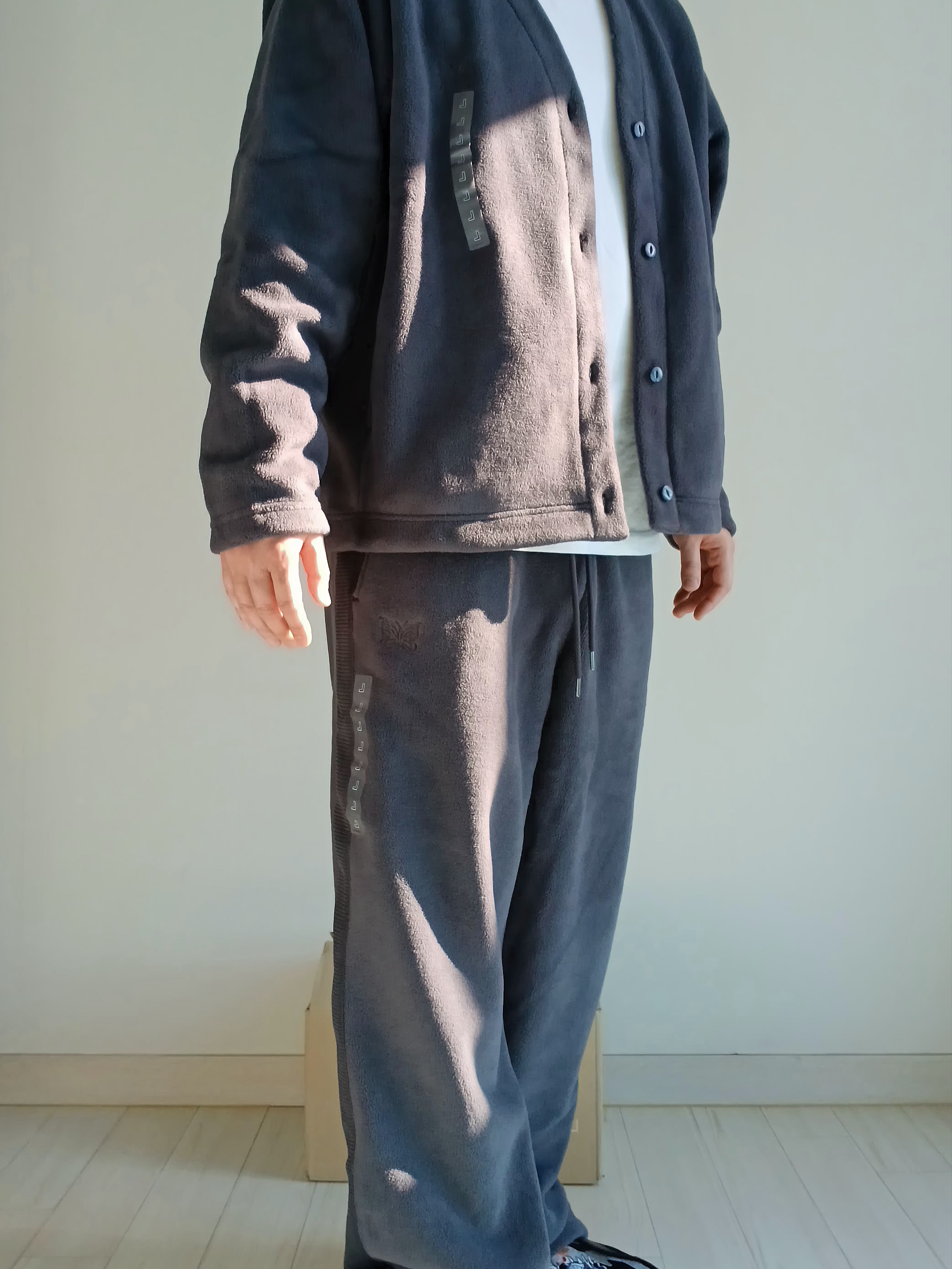 Uniqlo x Needles Fleece Oversized Cardigan Dark Gray - KR, Uniqlo x Needles Fleece Wide Pants Dark Gray - KR 착용 스타일 - 6