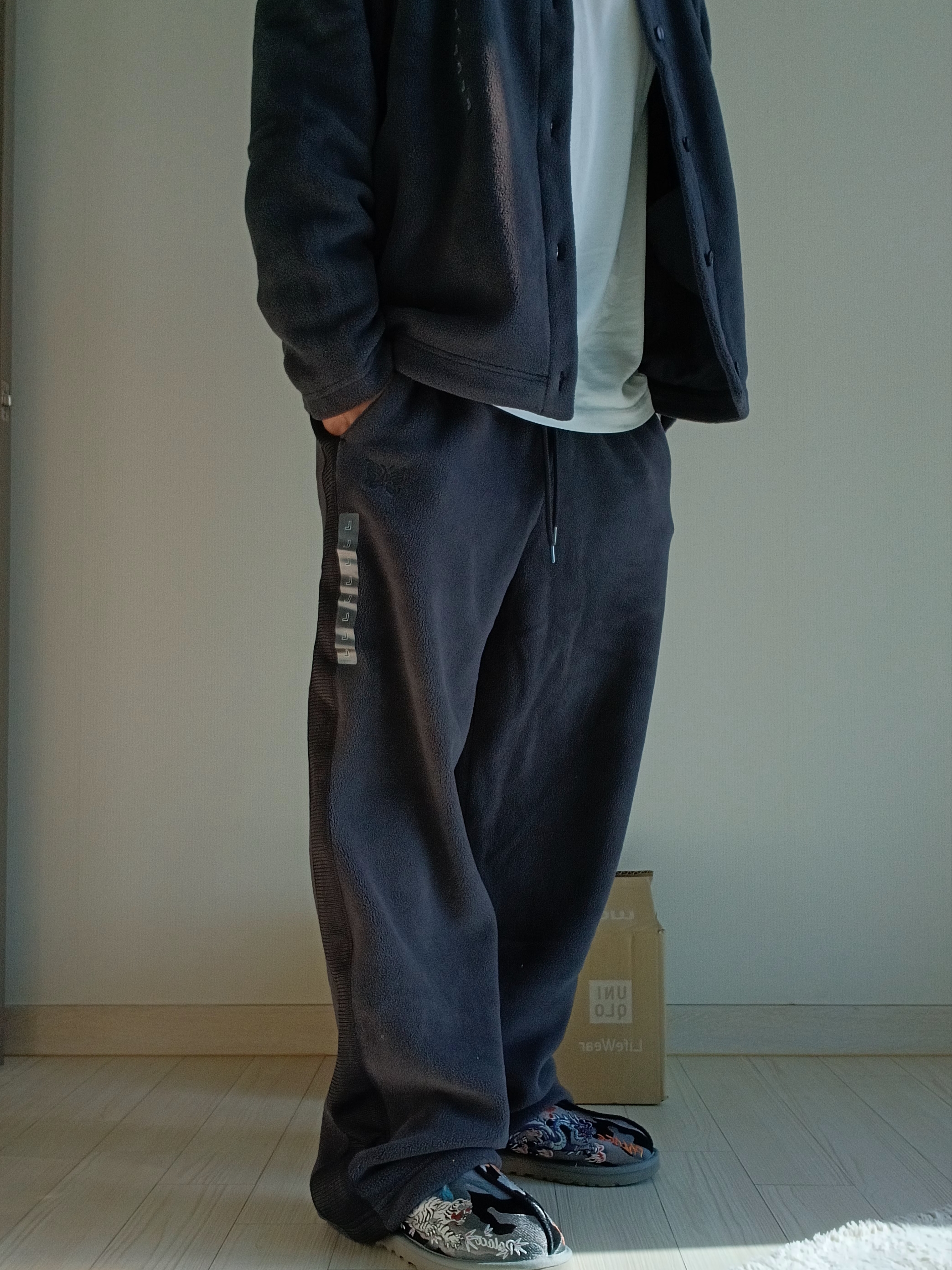 Uniqlo x Needles Fleece Oversized Cardigan Dark Gray - KR, Uniqlo x Needles Fleece Wide Pants Dark Gray - KR 착용 스타일 - 8