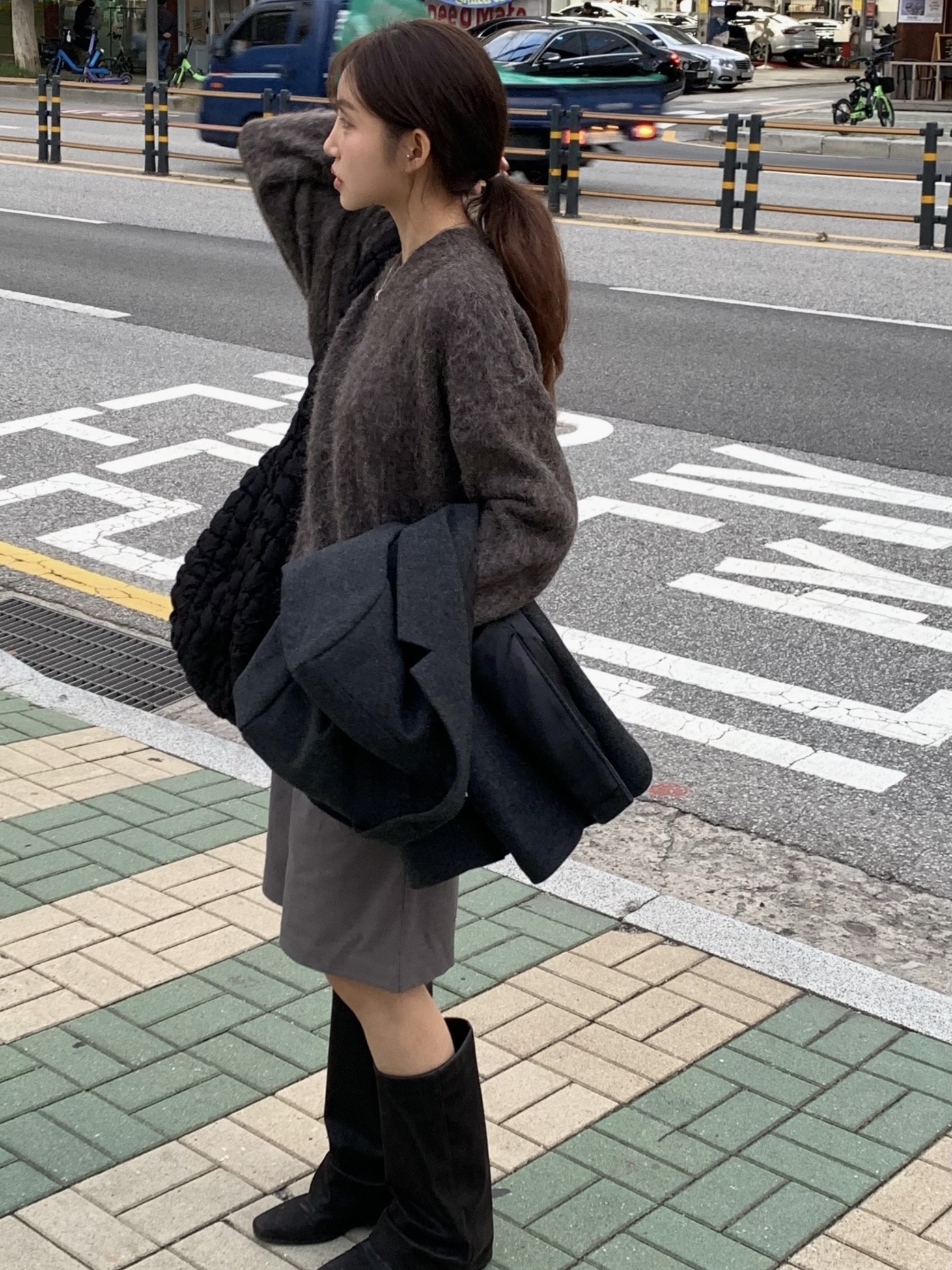 (W) Hermes Pop H Pendant Gold & Rose Dragee, COS Quilted Oversized Shoulder Bag Black 착용 스타일 - 3