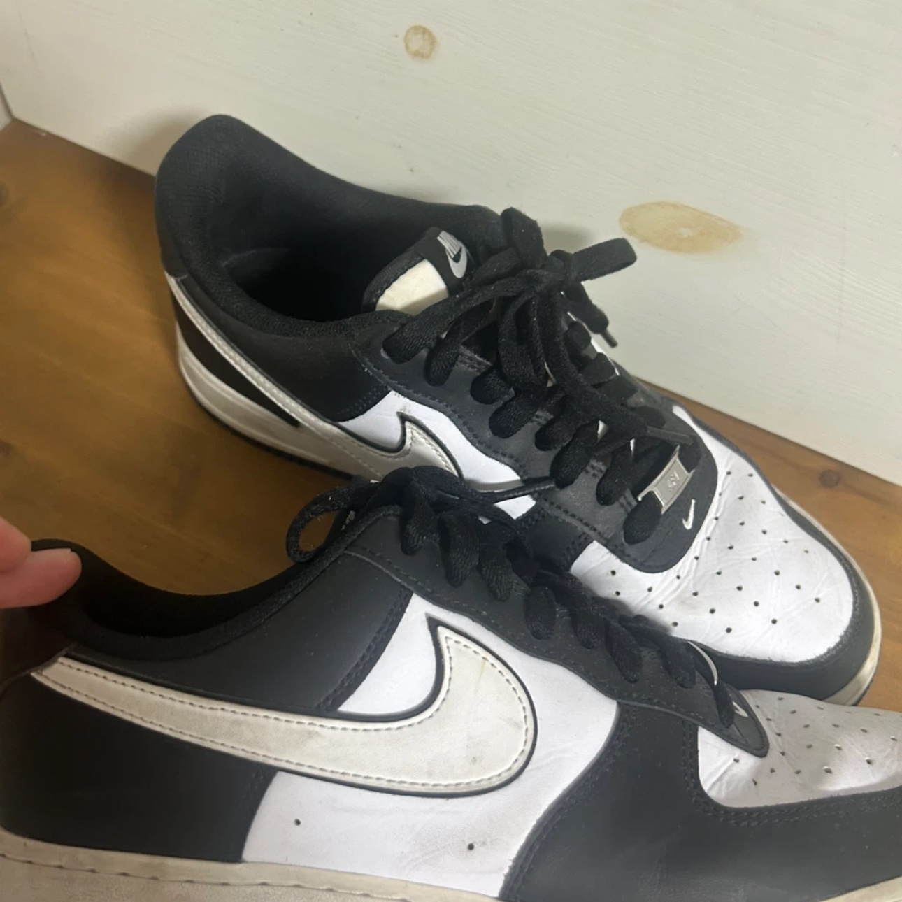 Nike Air Force 1 '07 LV8 White Black 착용 스타일
