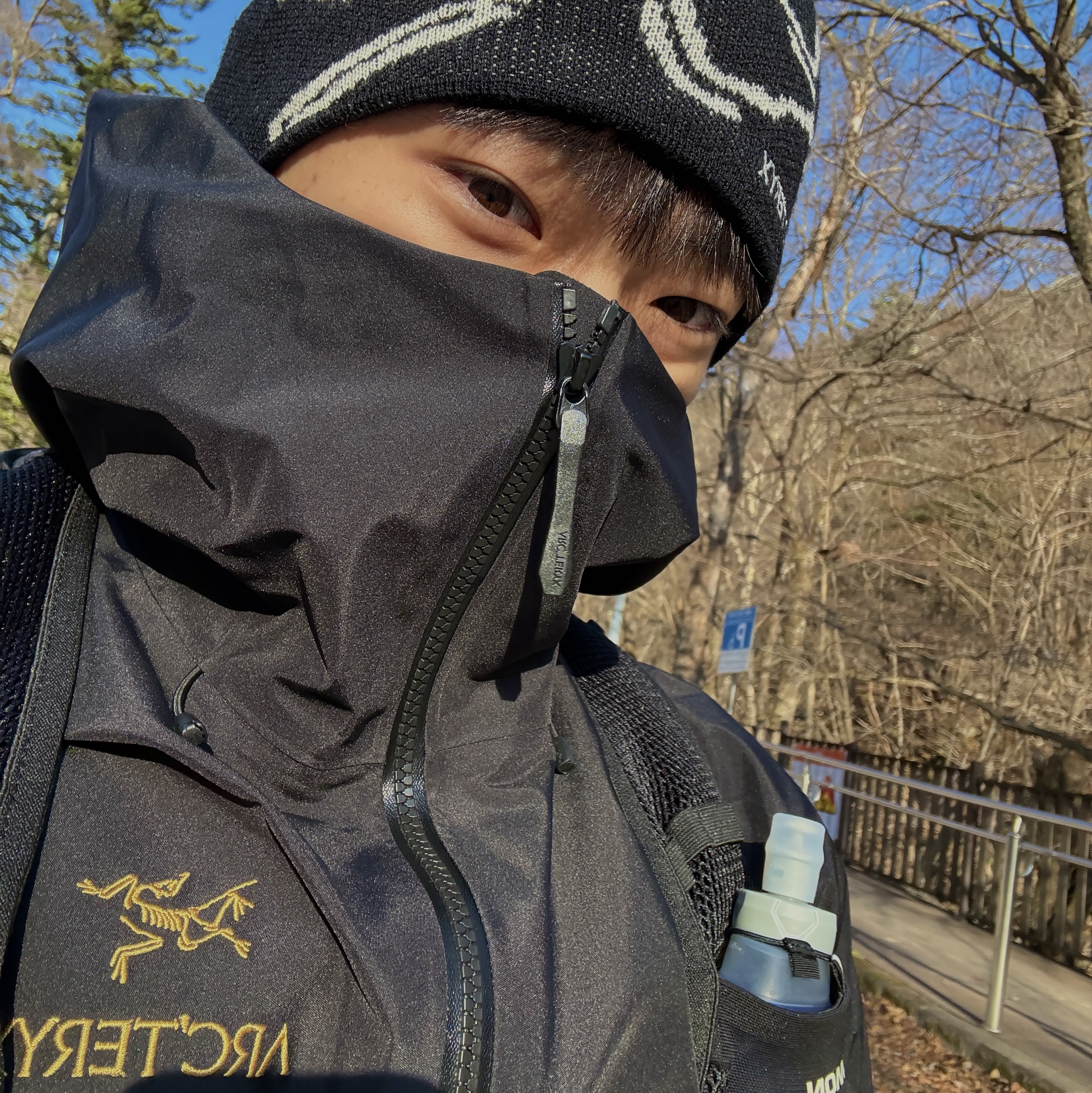 Arc'teryx Bird Head Toque Orca, Arc'teryx Alpha SV Jacket 24K Black 착용 스타일