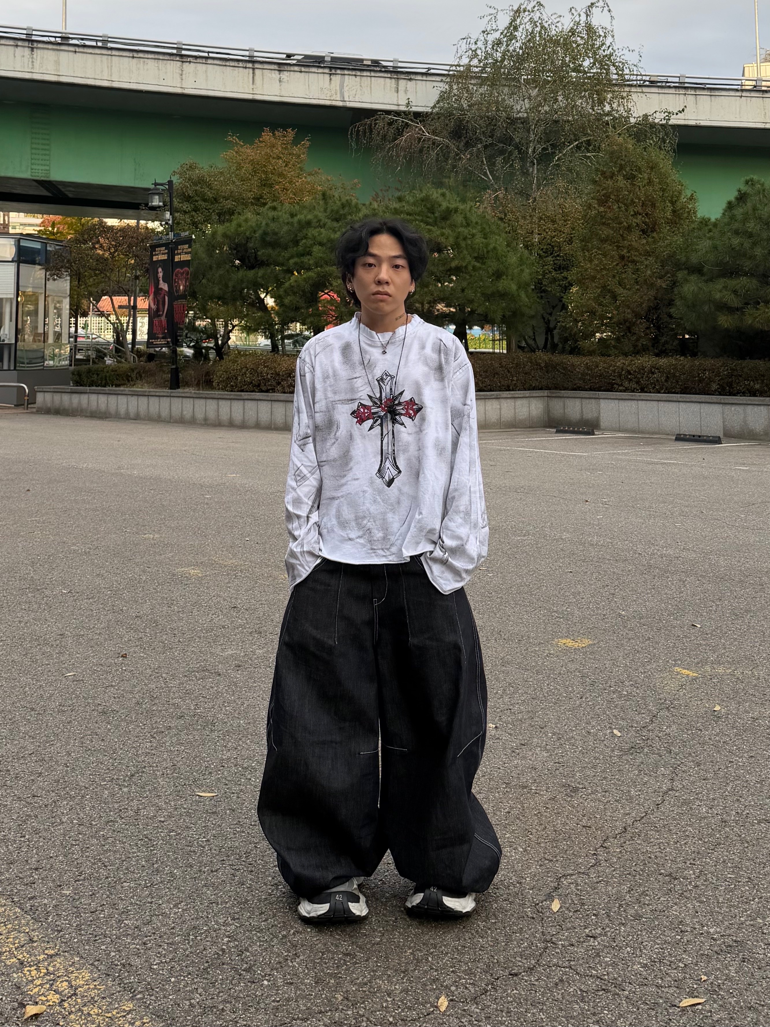 Balenciaga Cargo Sneakers White Grey 착용 스타일 - 3