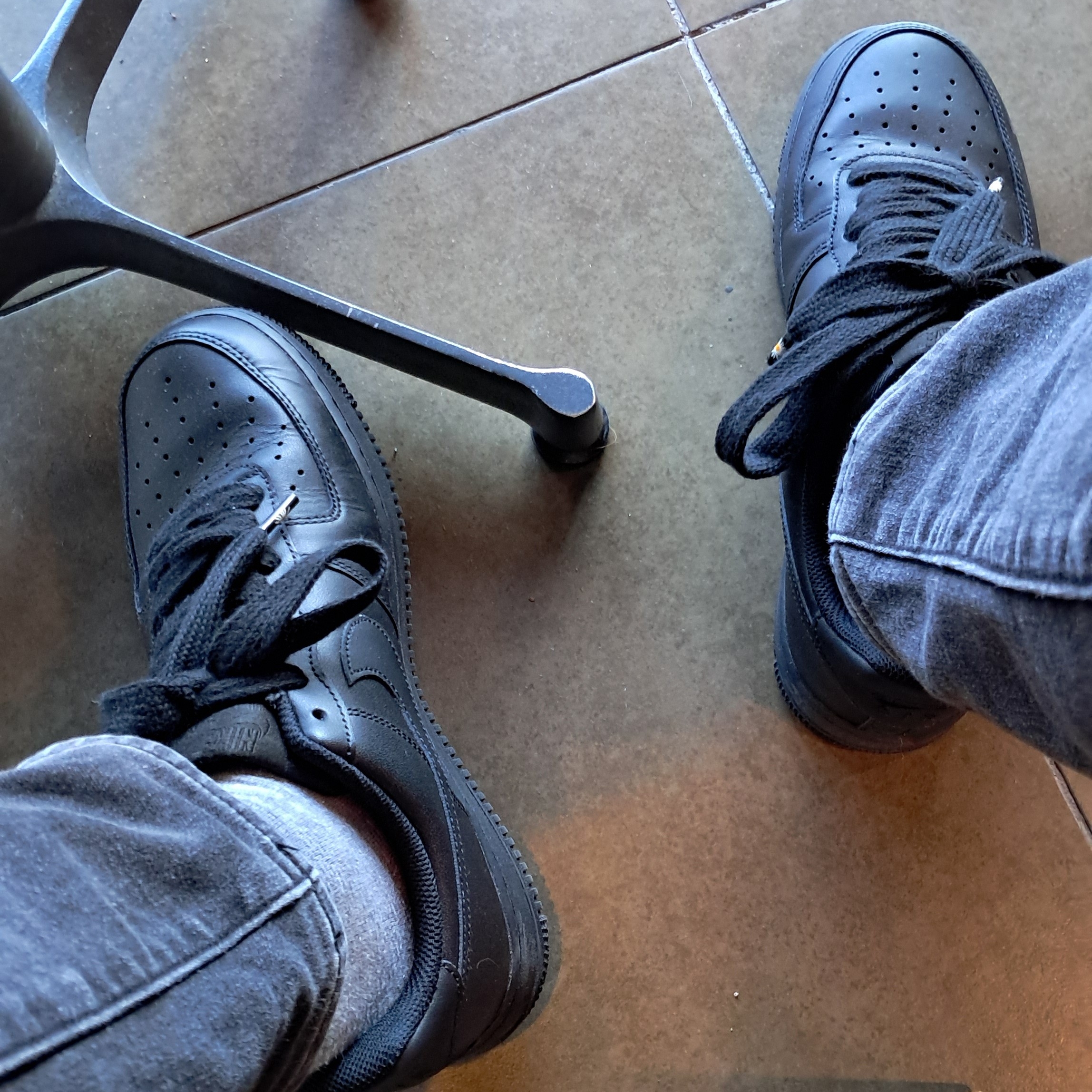 Nike Air Force 1 '07 Low Triple Black 착용 스타일 - 1
