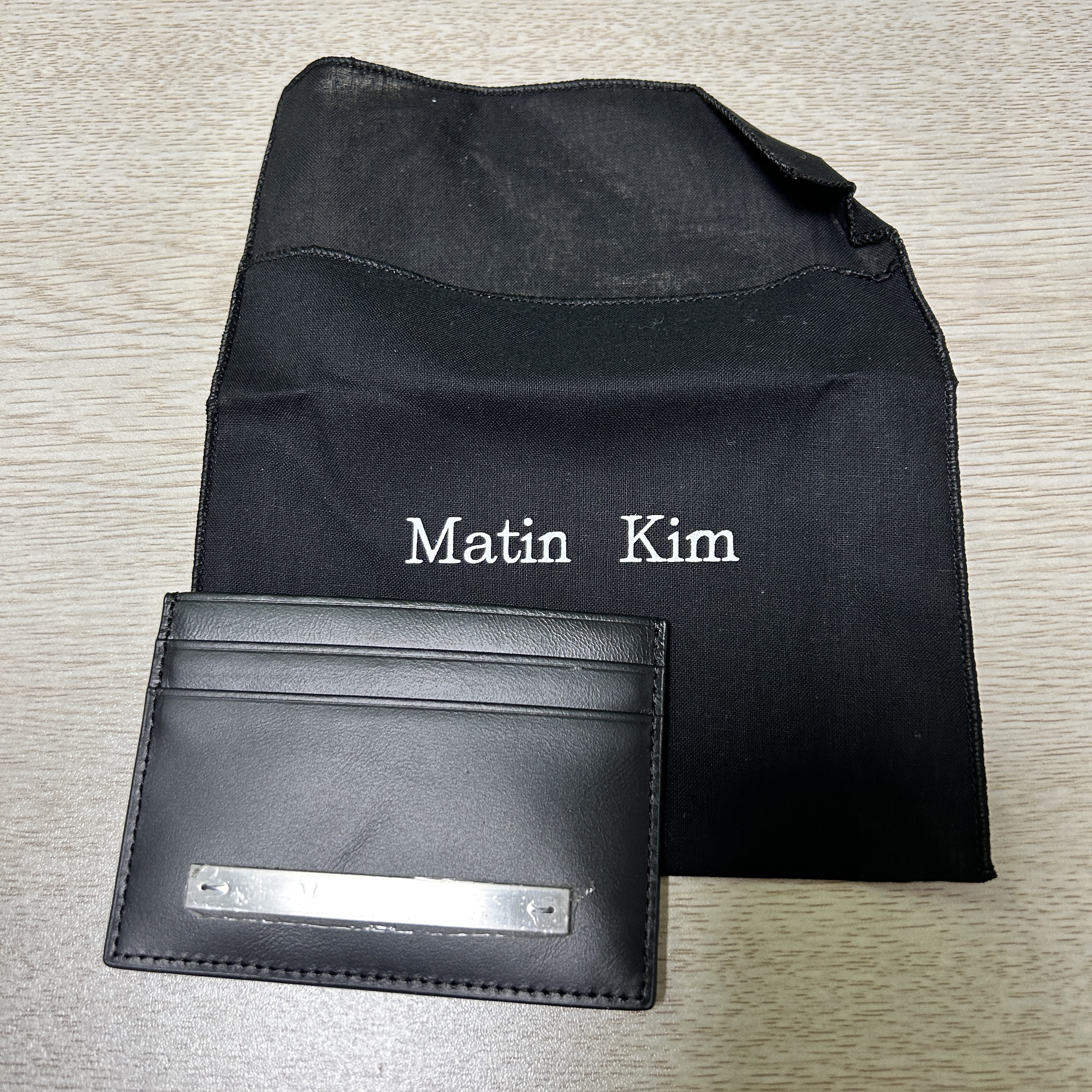 Matin Kim Vintage Card Wallet Black 착용 스타일 - 3