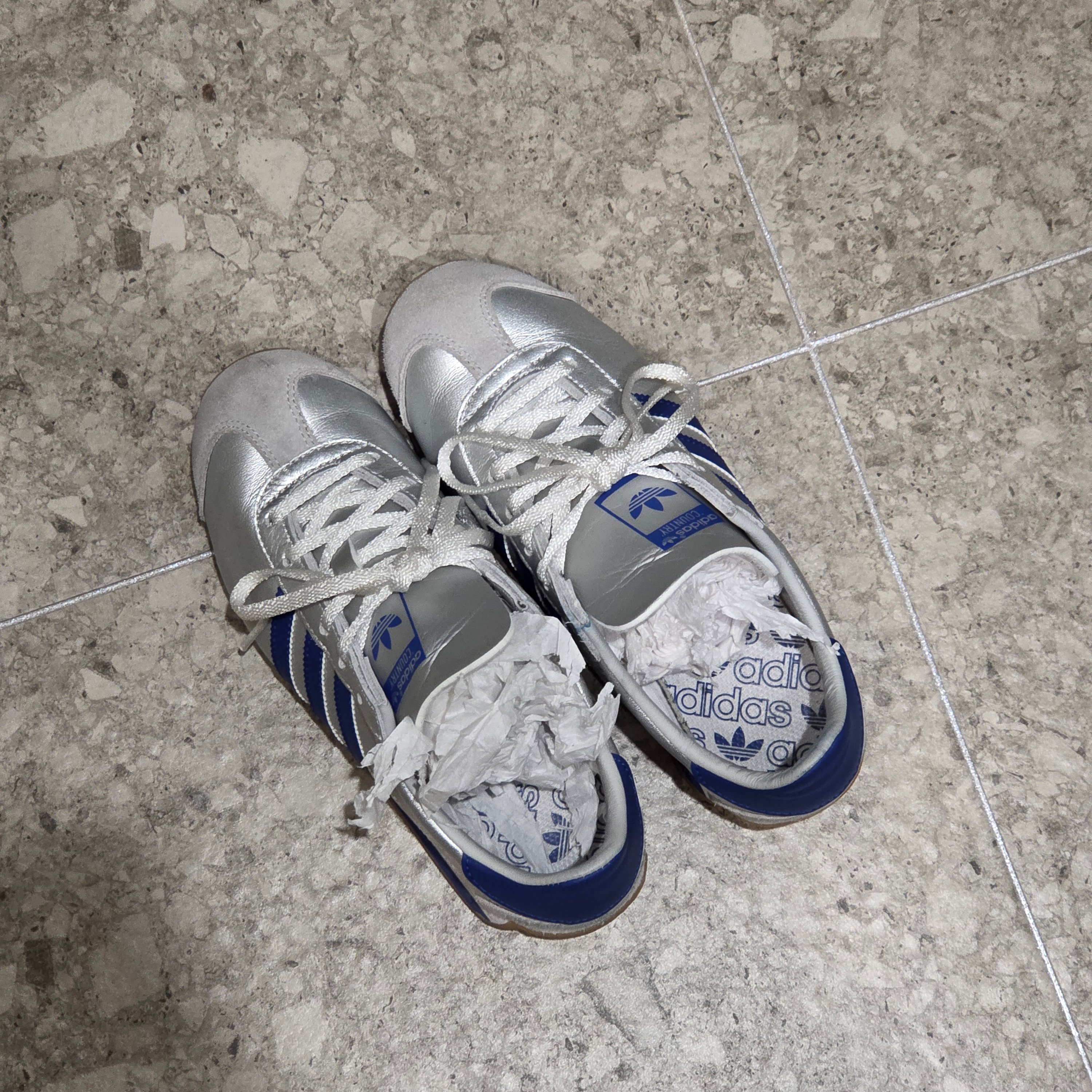 Adidas Country OG Matte Silver Bright Blue 착용 스타일