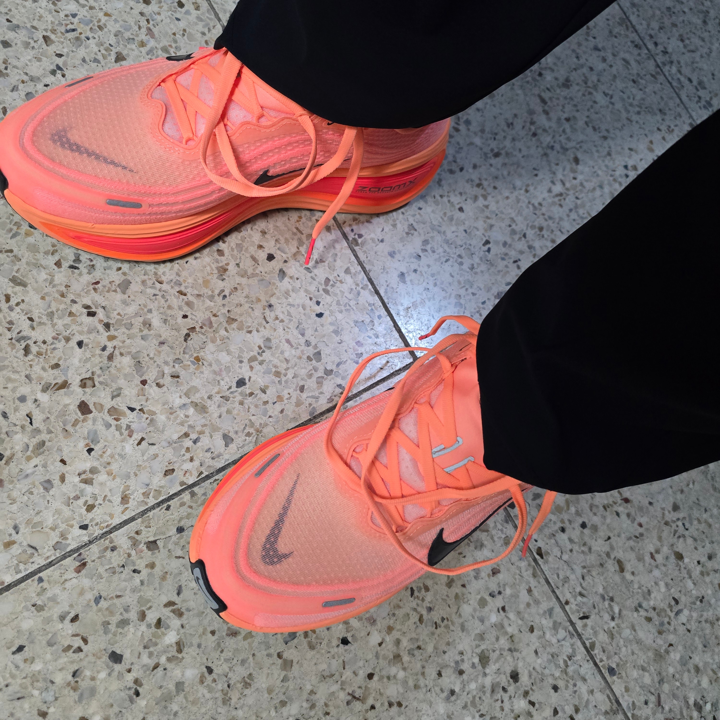 Nike Vomero Plus Orange Pulse Hot Lava 착용 스타일