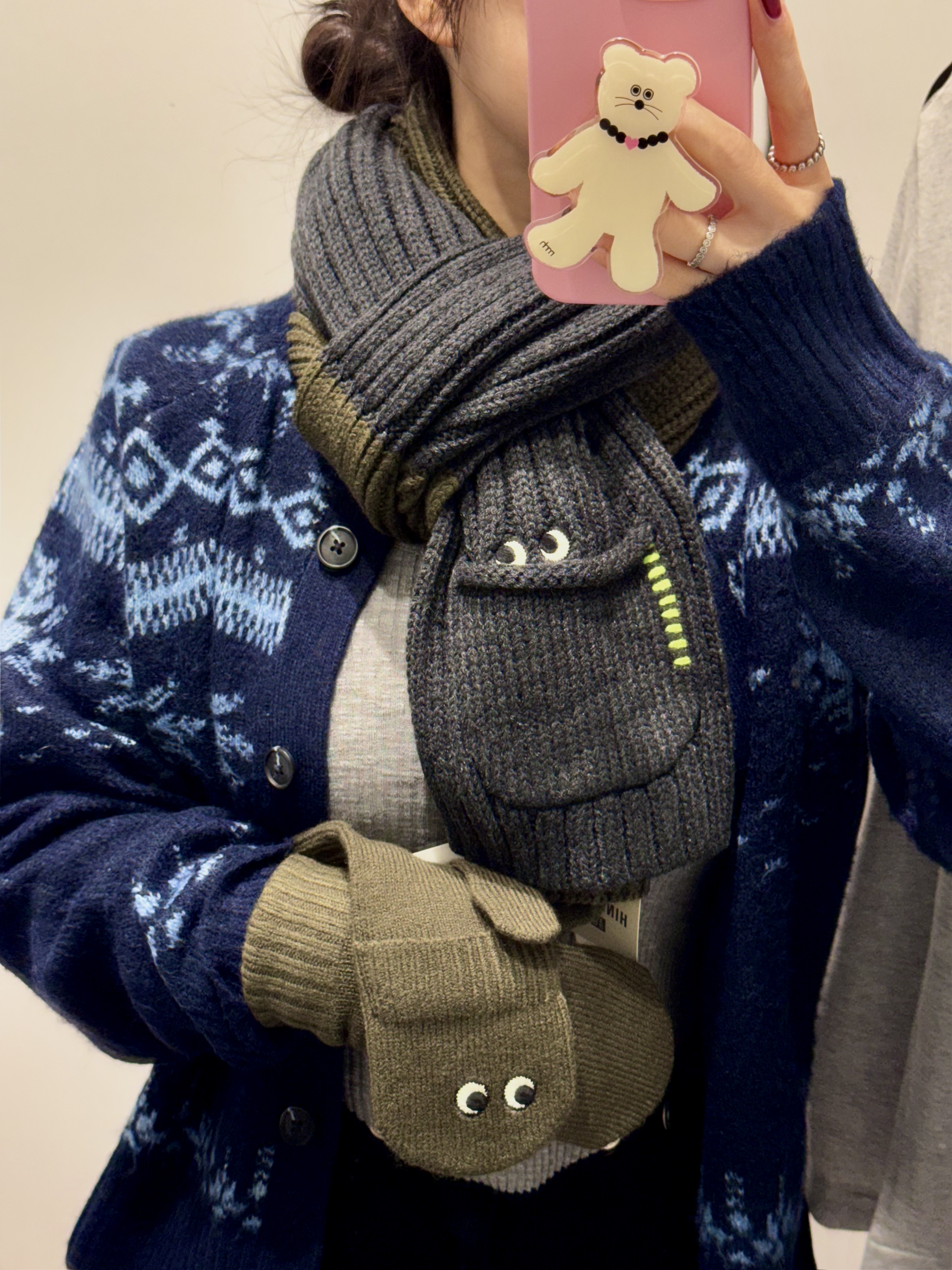 Uniqlo x Anya Hindmarch Knit Mitten Olive, COS Quilted Mini Bag Grey 착용 스타일 - 1