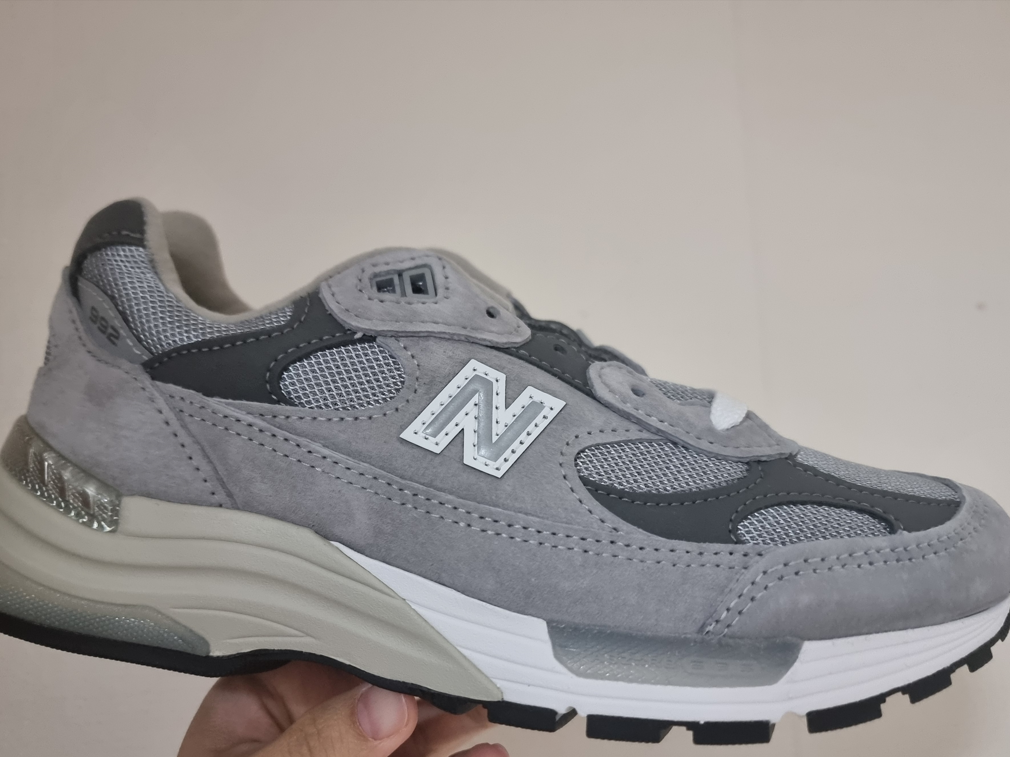 New Balance 992 Made in USA Core Grey Silver Metallic 착용 스타일