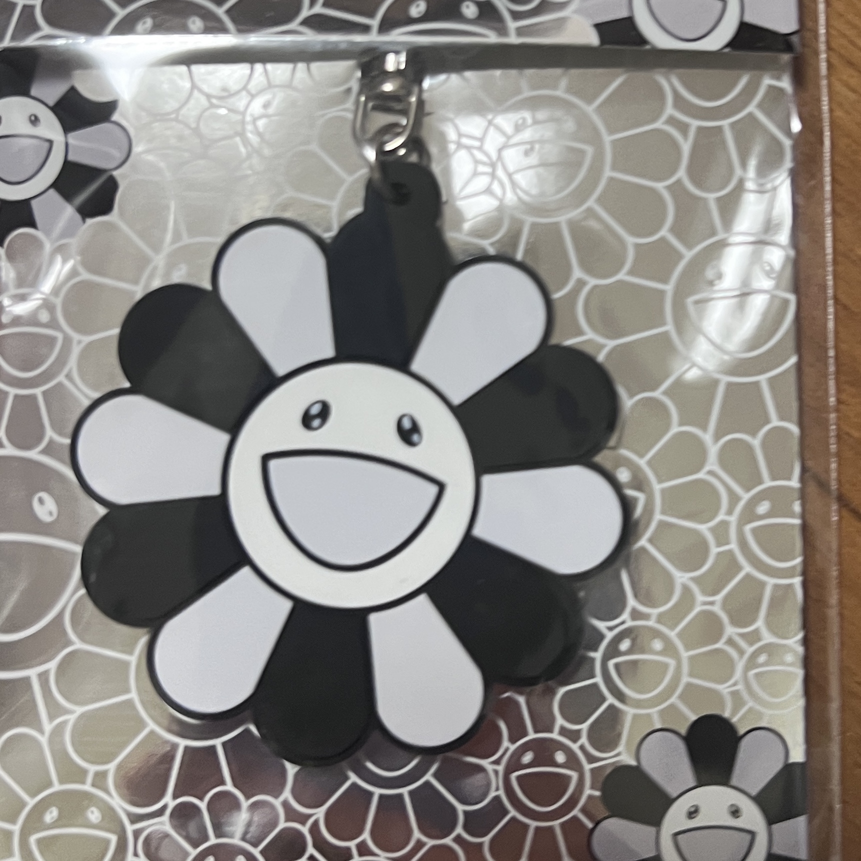 Kaikai Kiki Flower Rubber Keyring Gray Black 착용 스타일