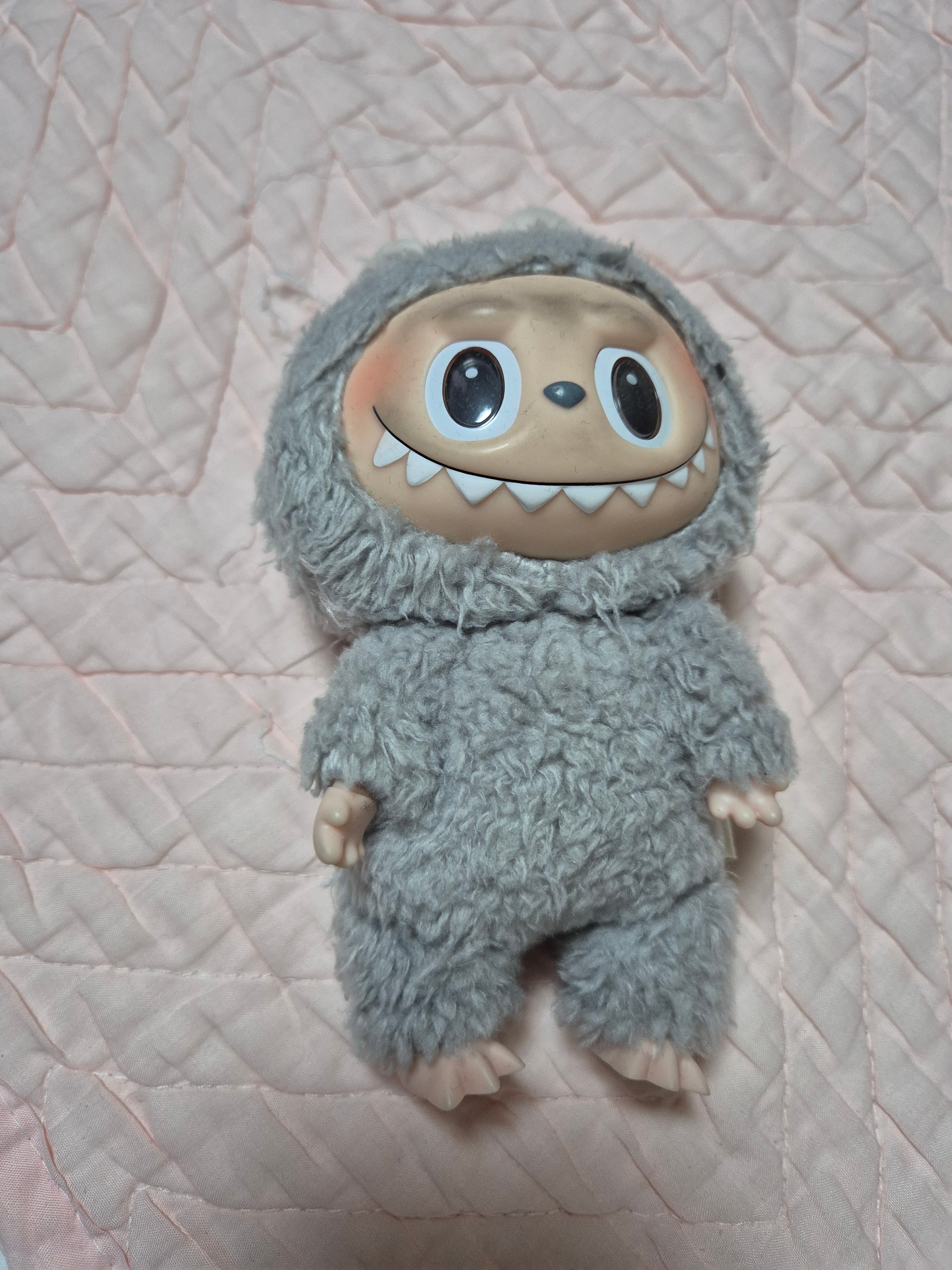 Pop Mart Labubu The Monsters Labubu Tasty Macarons Series Sesame Bean Keyring (Opened Case) 착용 스타일