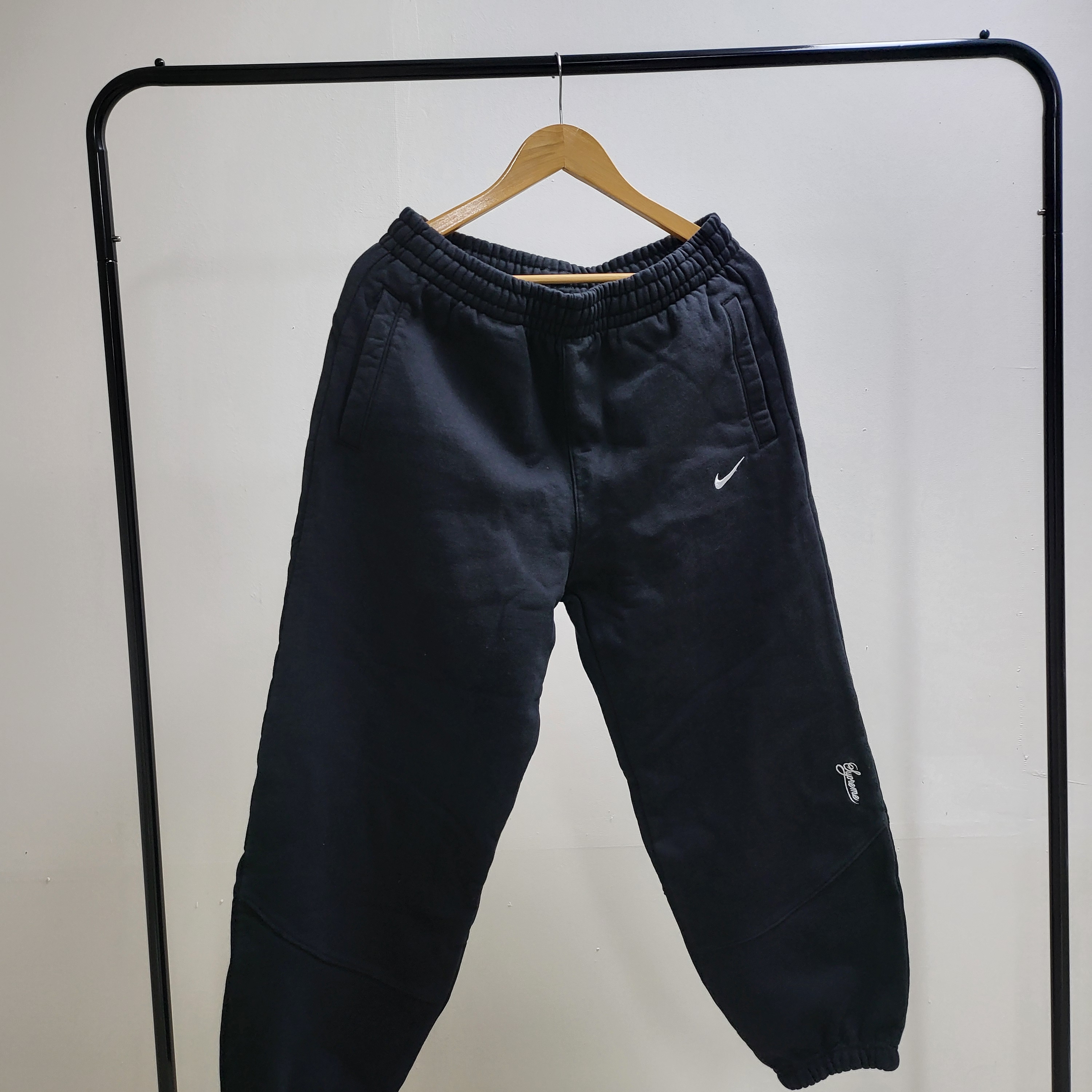 Supreme x Nike Sweatpant Black - 25SS 착용 스타일