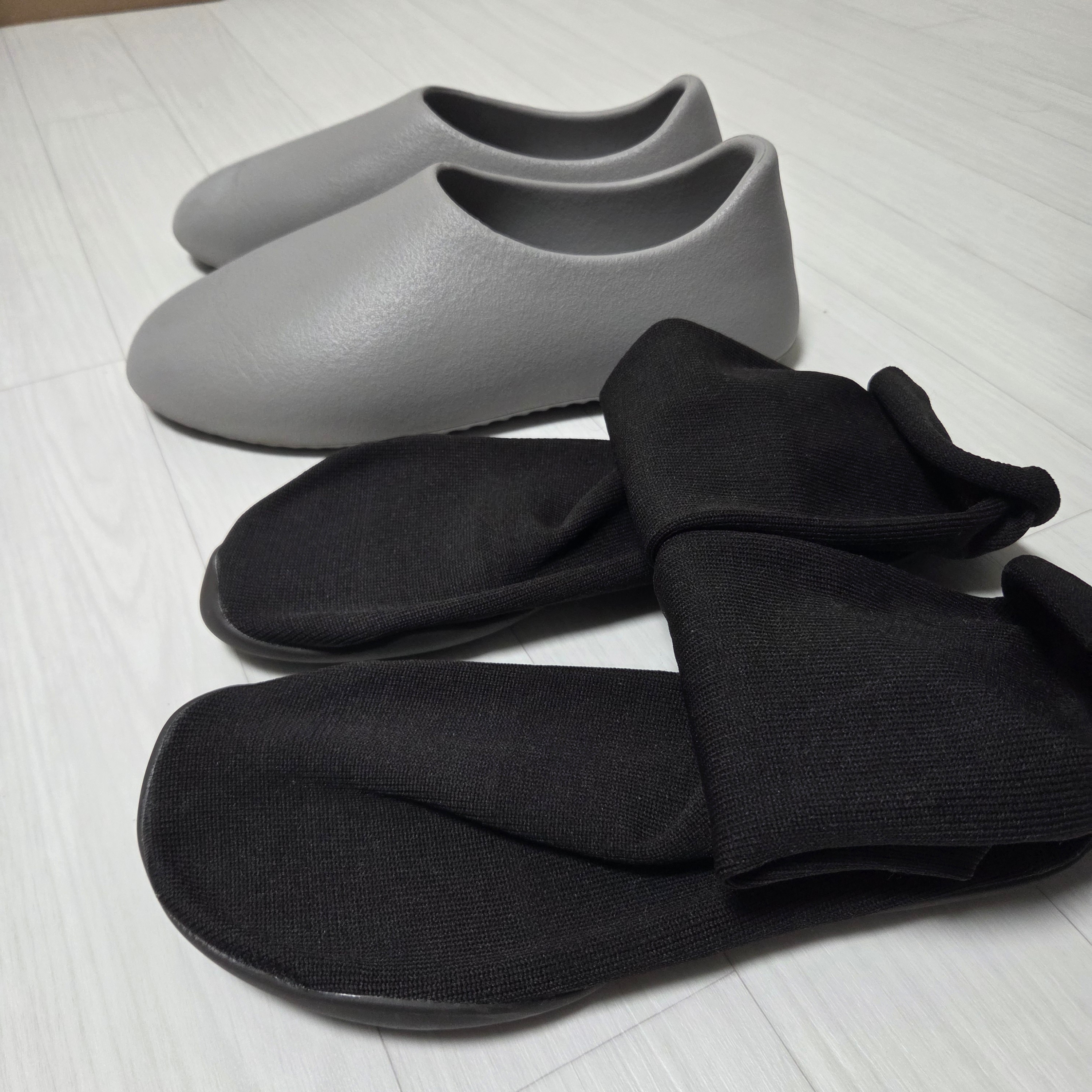 Yeezy SL-01 Grey, Yeezy YZY Pods Black 착용 스타일