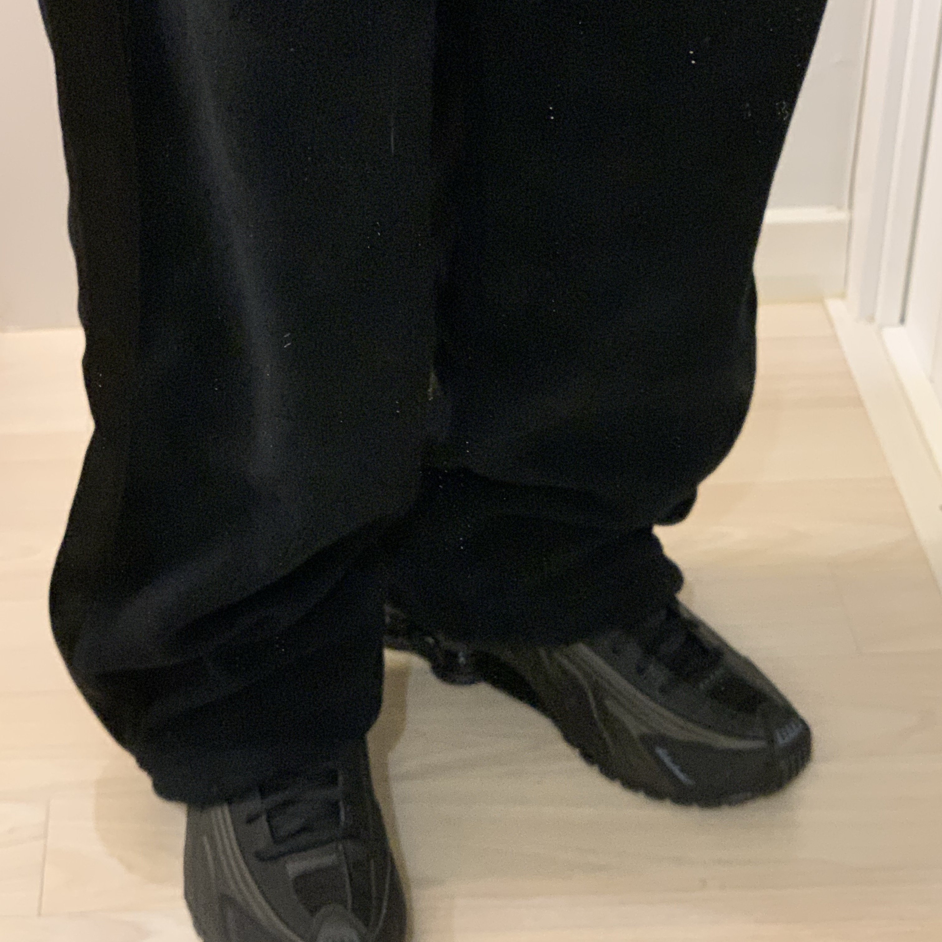 Nike Shox R4 Black Bright Crimson 착용 스타일