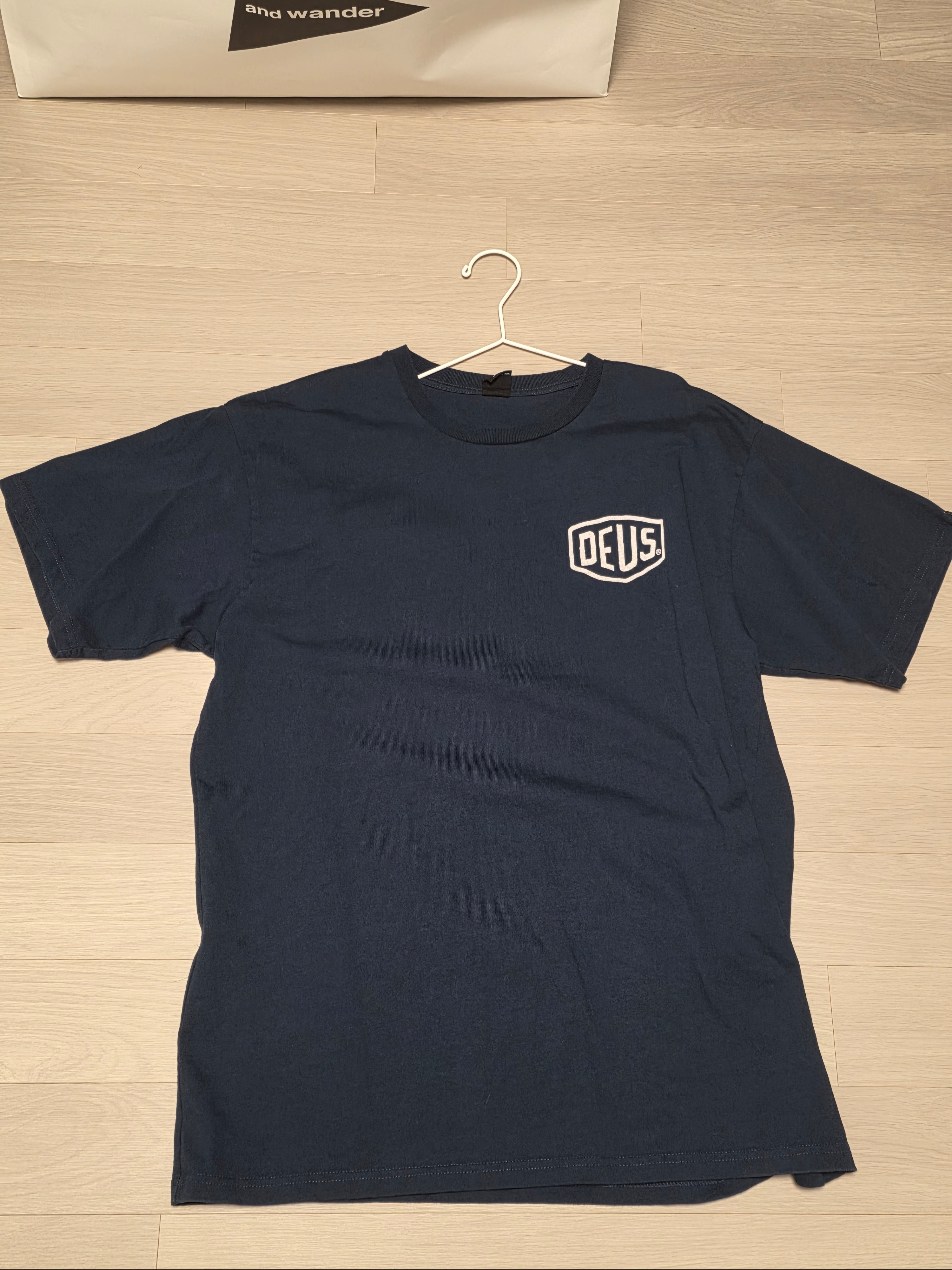 Deus Ex Machina Seoul College Address T-Shirt Navy 착용 스타일
