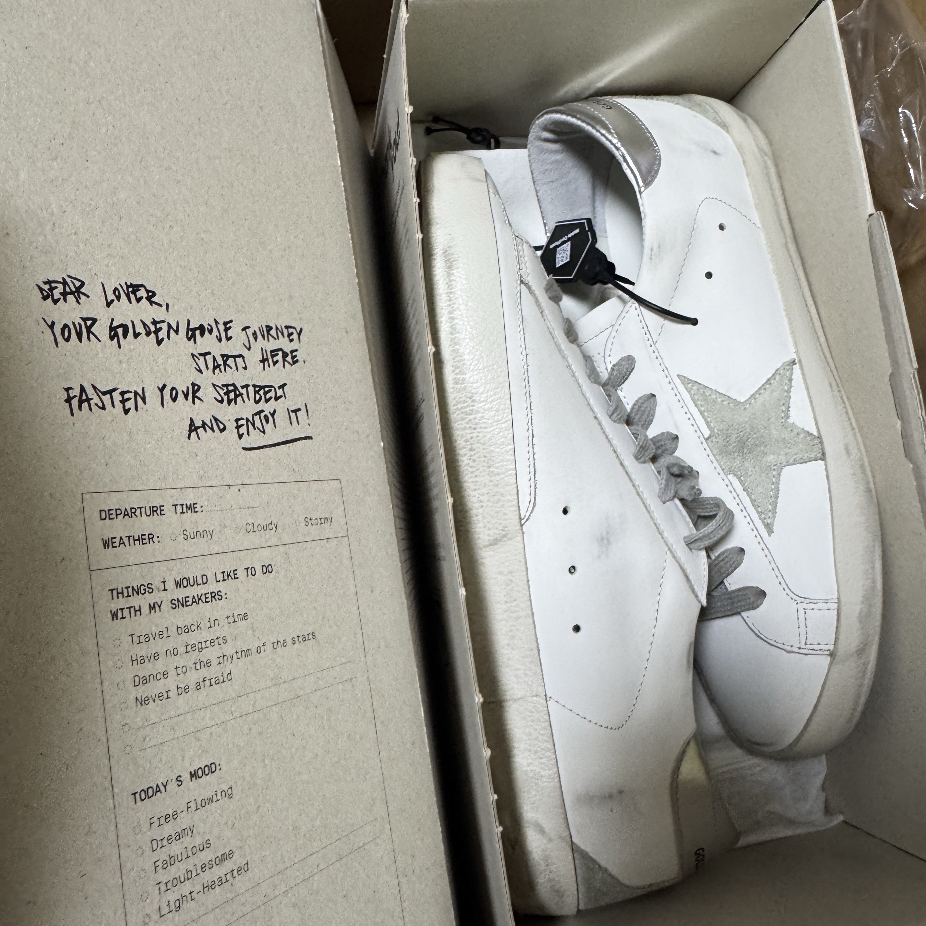 Golden Goose Superstar White Silver Heel Tab Sneakers 착용 스타일 - 1
