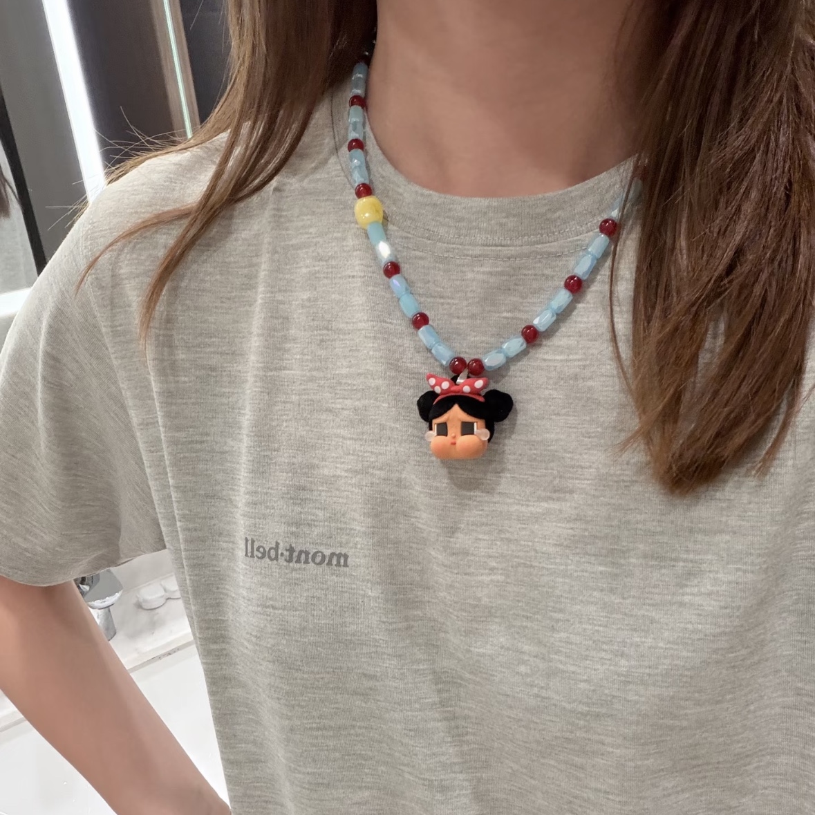 Pop Mart Crybaby Vacation Mode On Series Necklace 착용 스타일